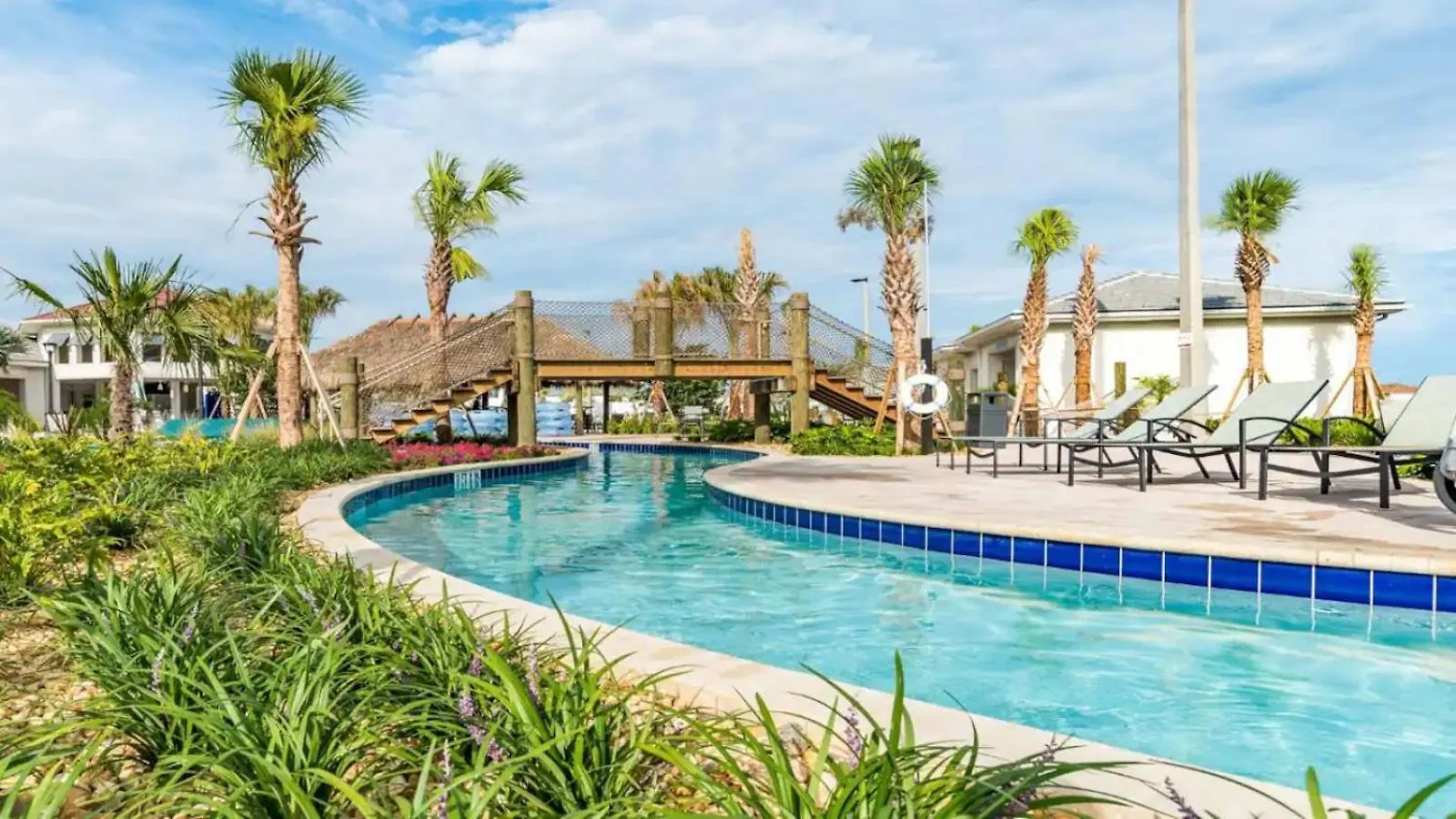 Bright And Modern 4br Home,pool,slides,by Holiday home