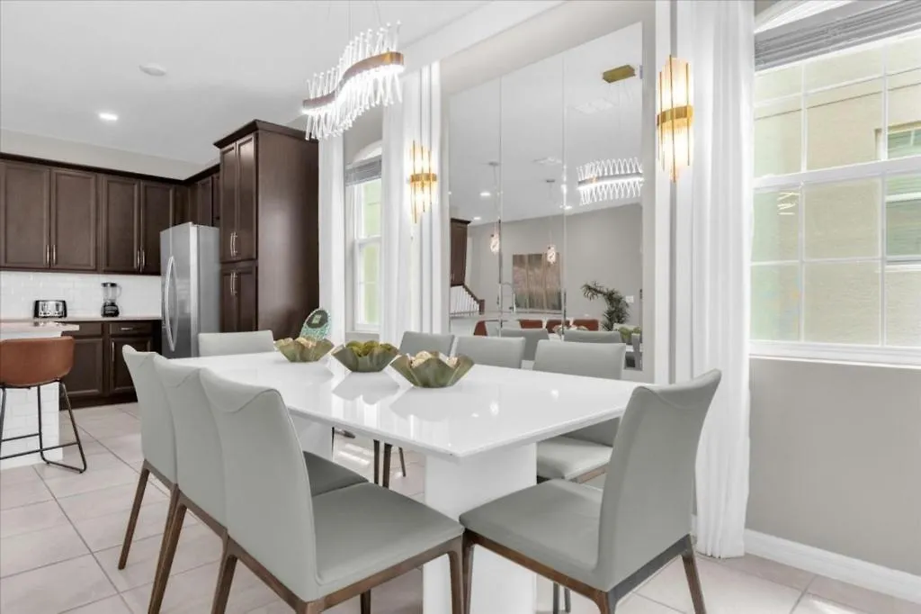 6 Bedrooms- 4,5 Bathrooms- Solara 1868 Tp *
