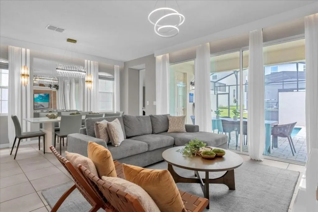 6 Bedrooms- 4,5 Bathrooms- Solara 1868 Tp *