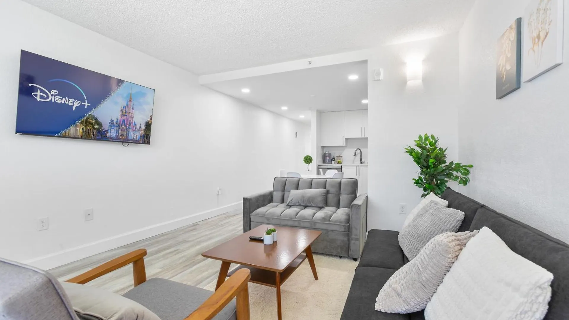 Apartment Mins From Gym Pool Parking Pet Friendly *