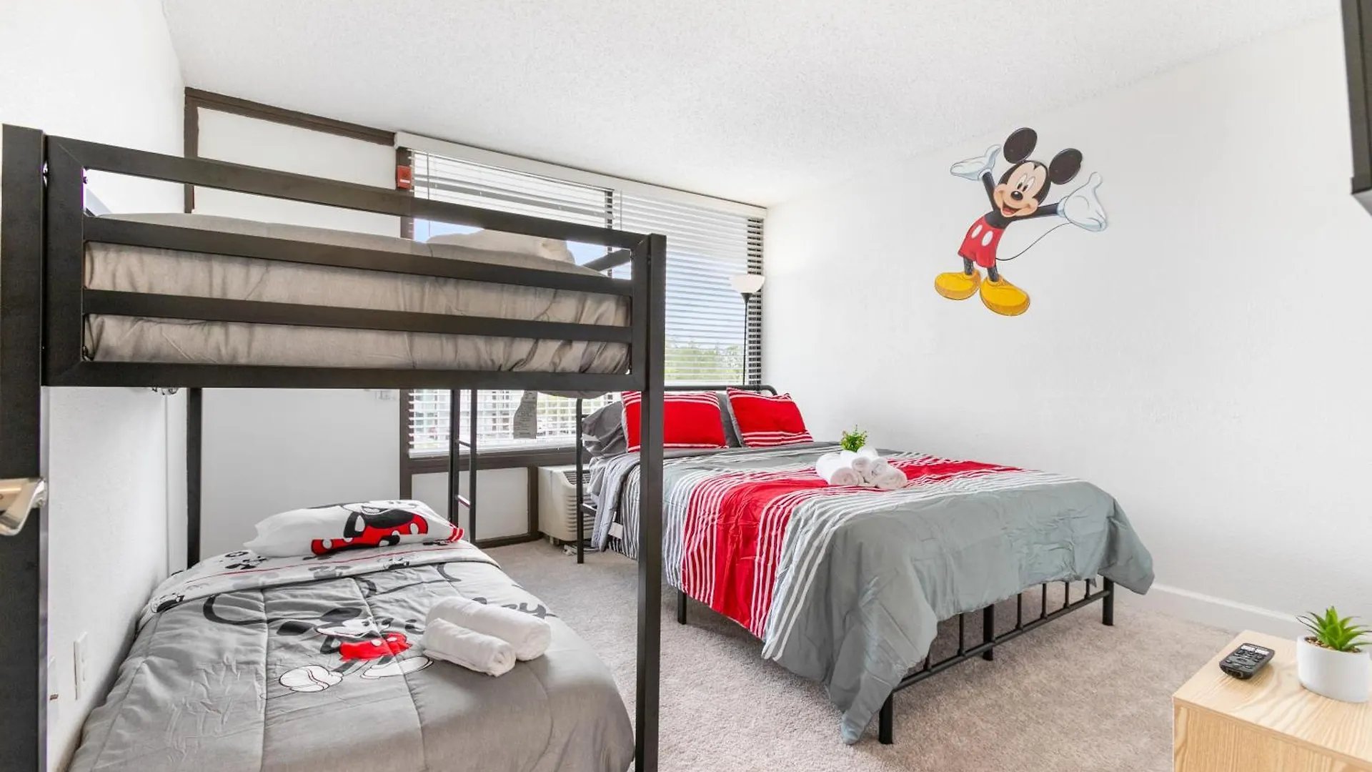 Mins From Gym Pool Parking Pet Friendly Apartment *