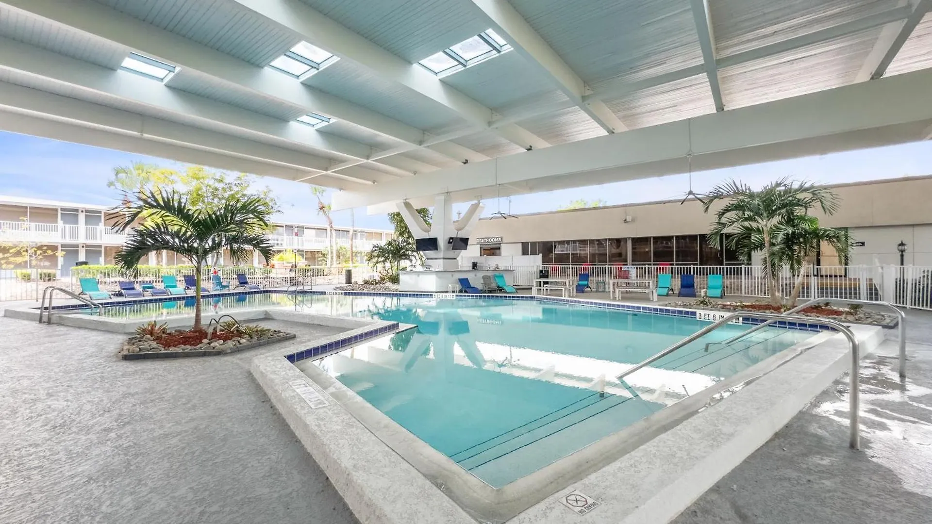 Mins From Gym Pool Parking Pet Friendly Apartment
