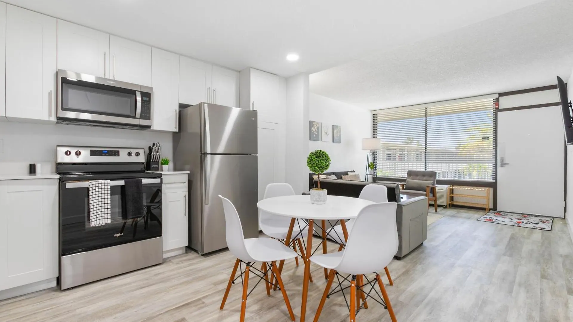 Apartment Mins From Gym Pool Parking Pet Friendly