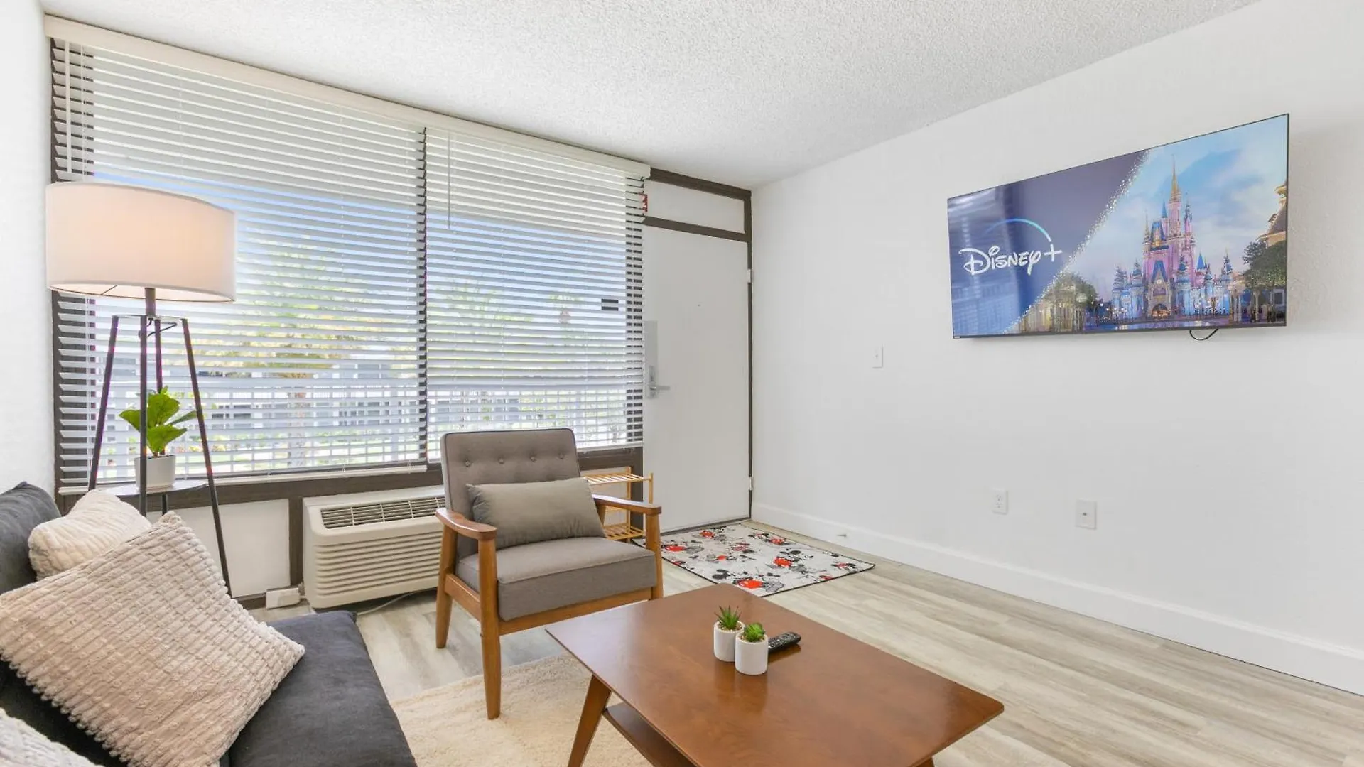 Mins From Gym Pool Parking Pet Friendly Apartment *