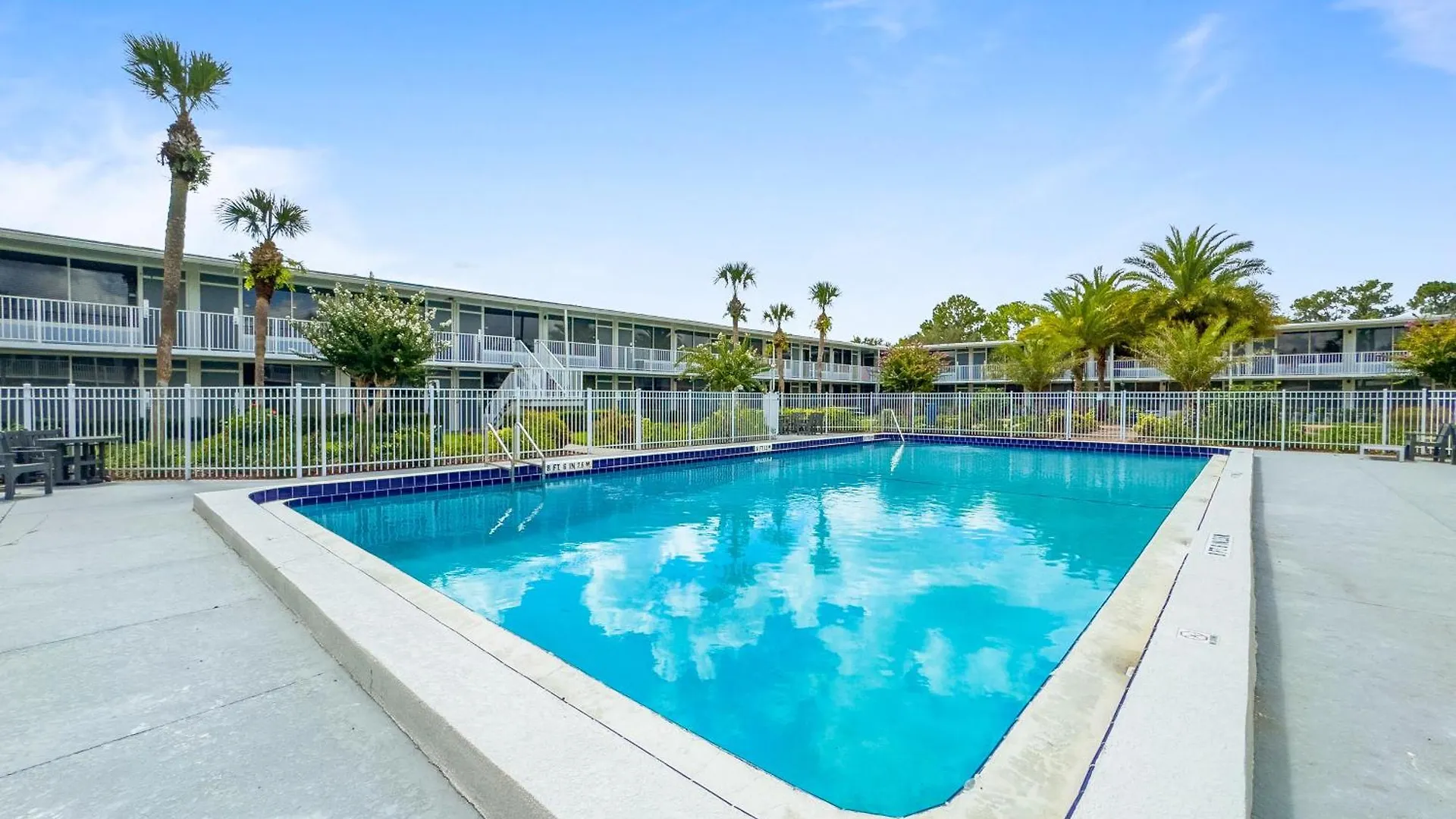 Apartment Mins From Gym Pool Parking Pet Friendly