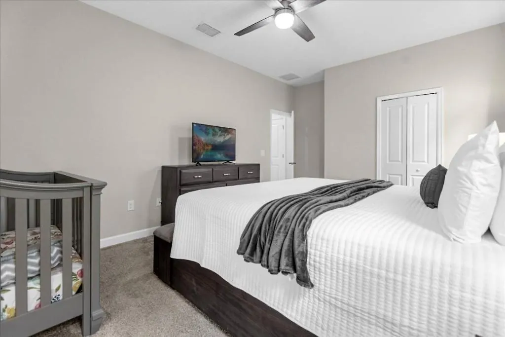 8 Bedrooms- 5 Bathrooms- Champions Gate 9004sh Holiday home