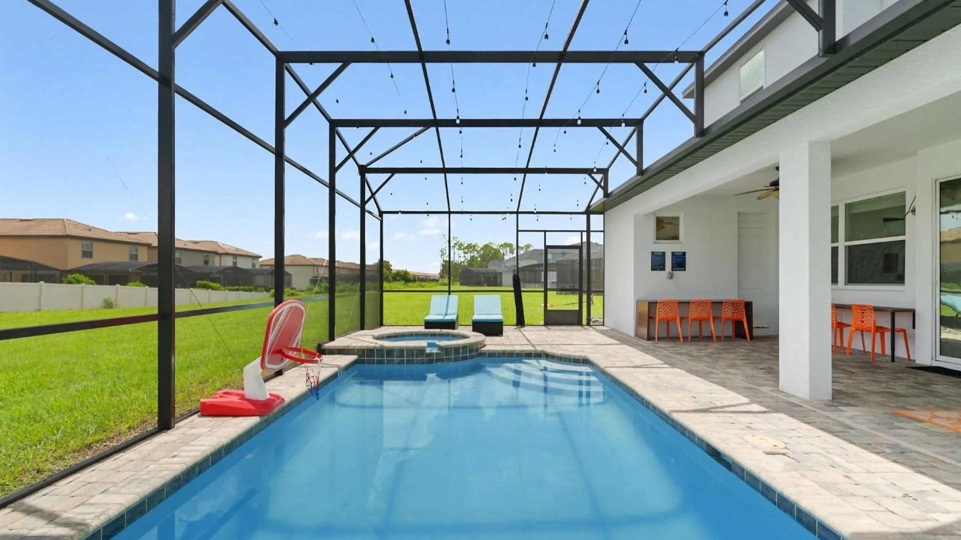 9 Bedrooms- 6,5 Bathrooms- Solara 8900 Th *