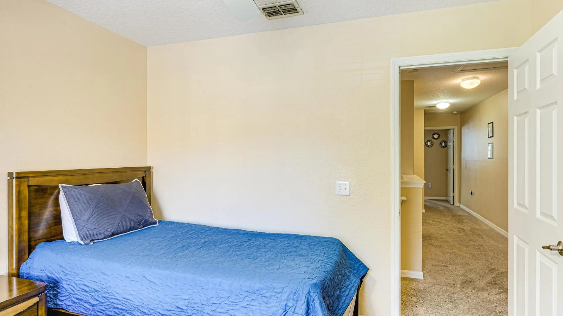 Townhome 4 Mi To World! *