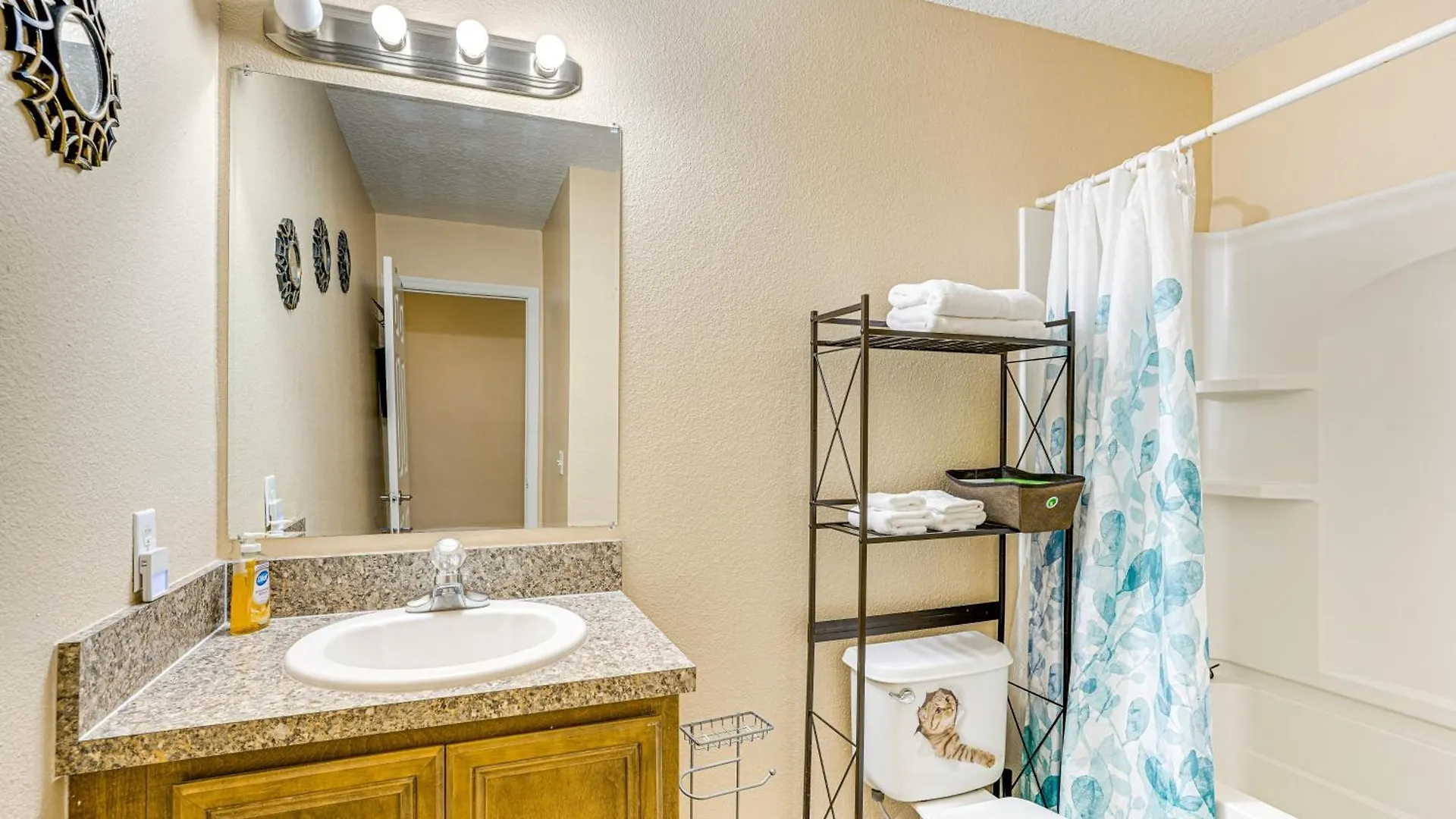 Townhome 4 Mi To World! Holiday home *