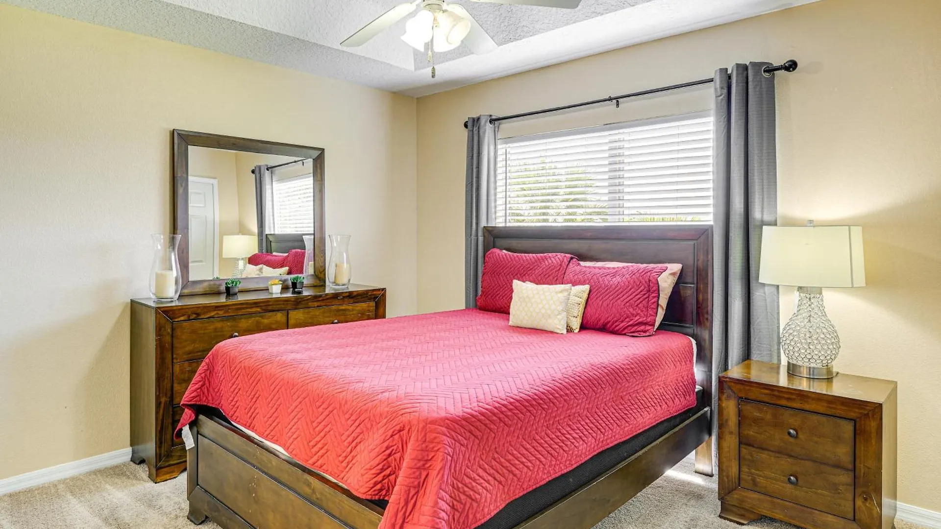 Townhome 4 Mi To World! Holiday home