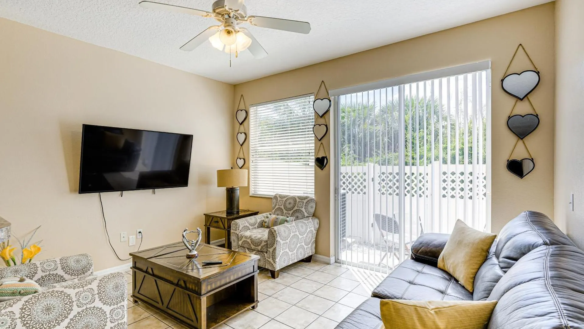 Townhome 4 Mi To World! *