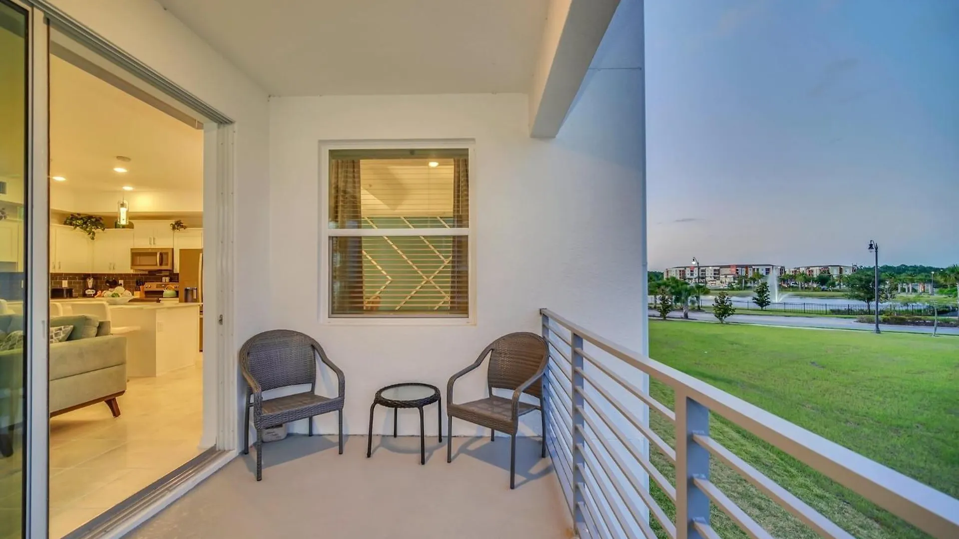 Stylish 2-bed With Amenities/patio