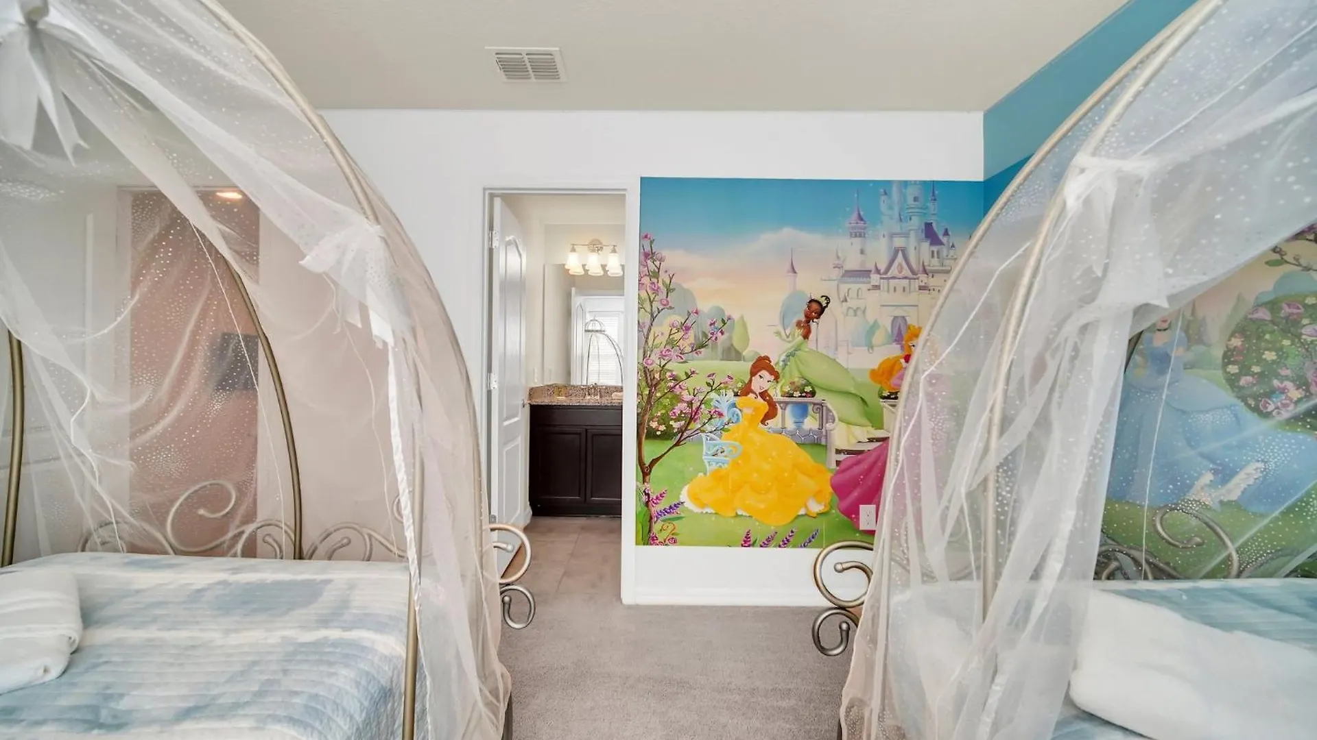 5-bd, Pool, Hot Tub, & More! Holiday home Kissimmee