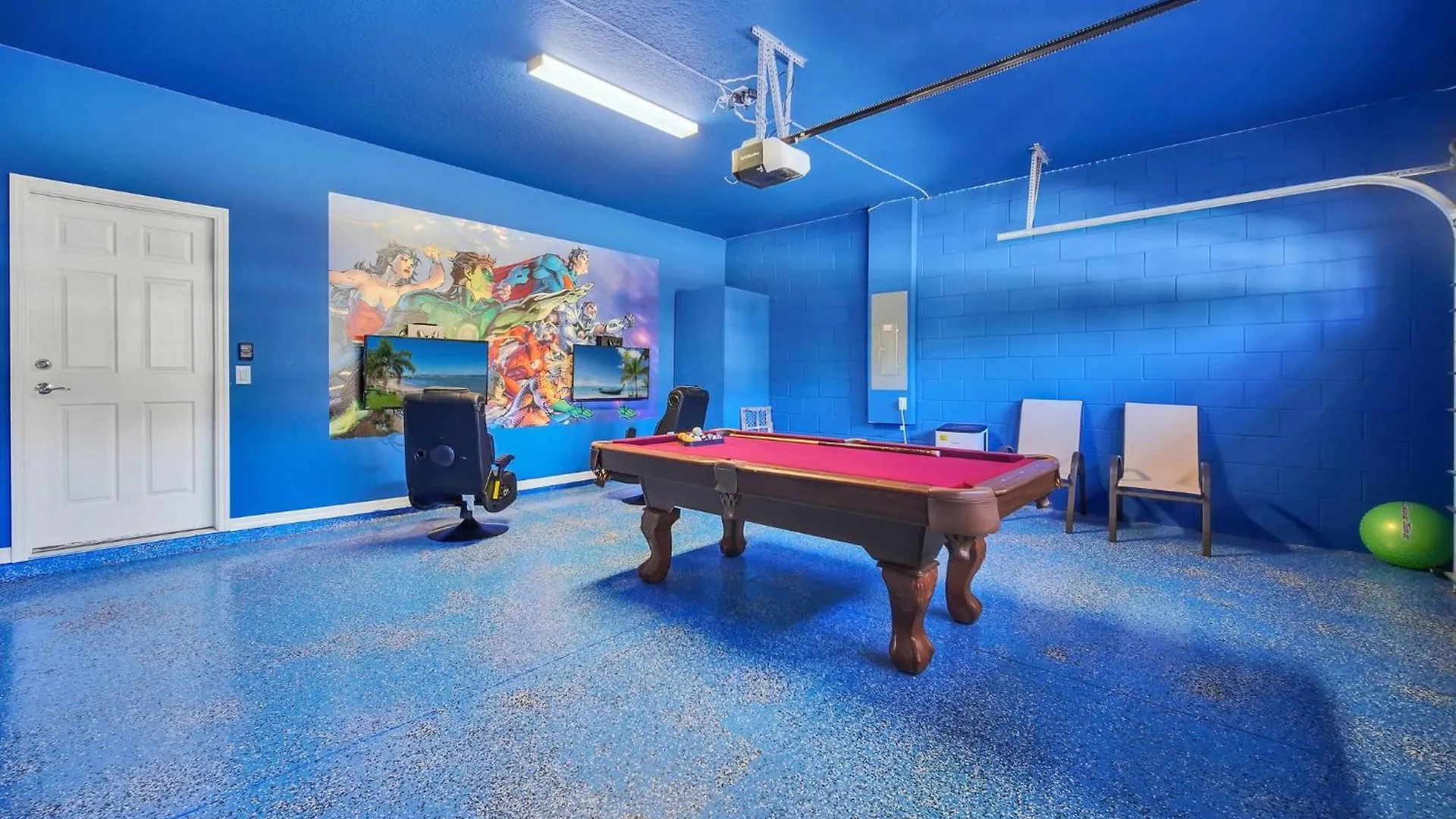 Holiday home 5-bd, Pool, Hot Tub, & More!