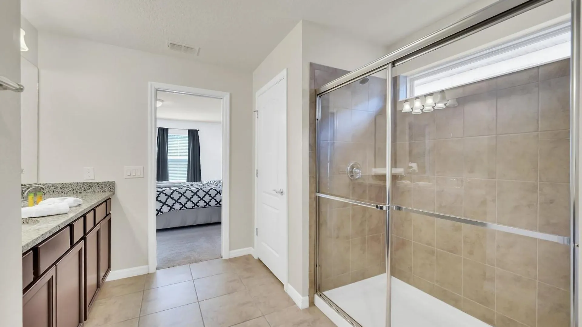 Holiday home 5-bd, Pool, Hot Tub, & More!