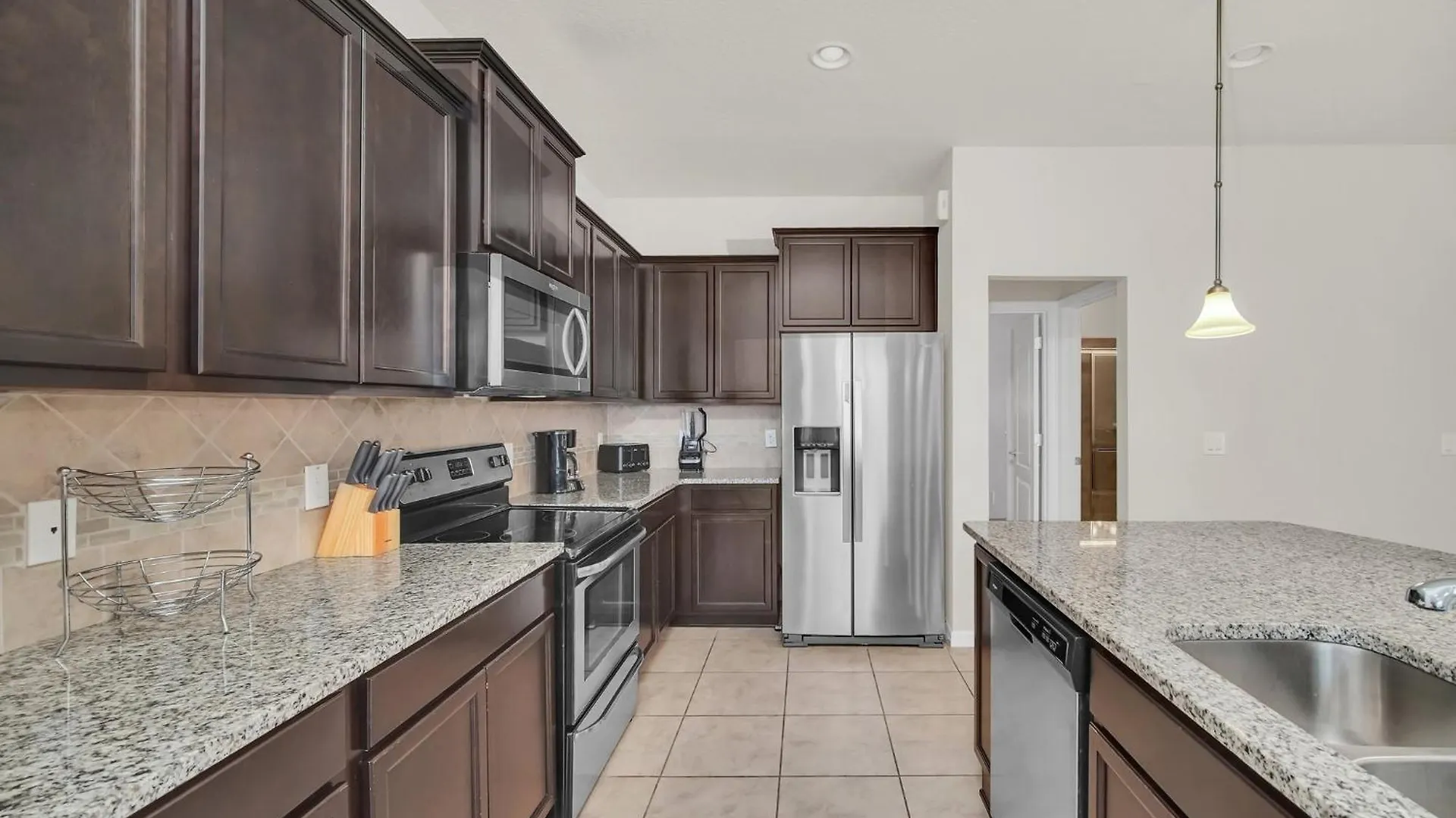 5-bd, Pool, Hot Tub, & More! *