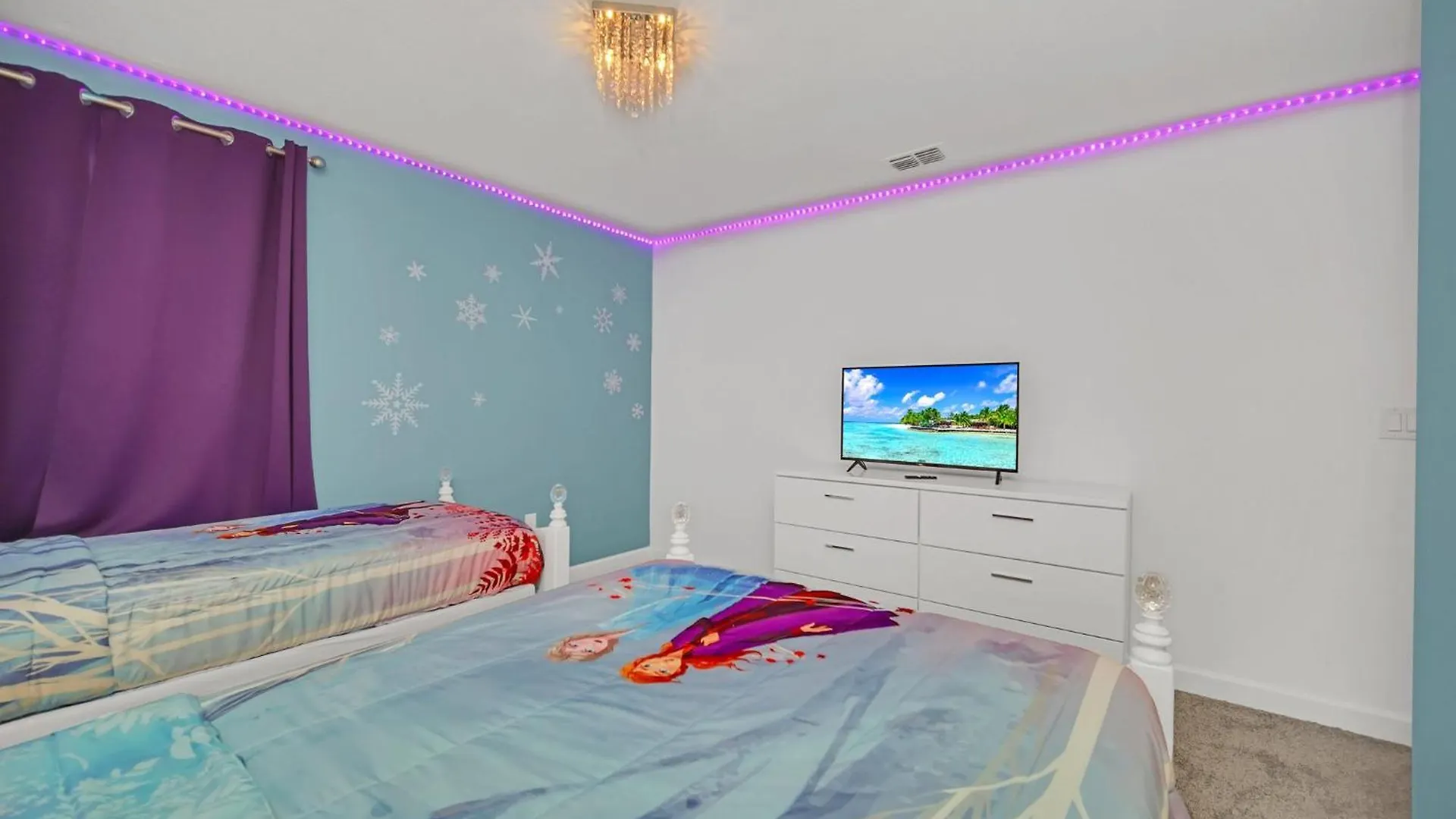 Holiday home Perfect 9 Bed 5 Bath Home/games Room/ Private Pool *