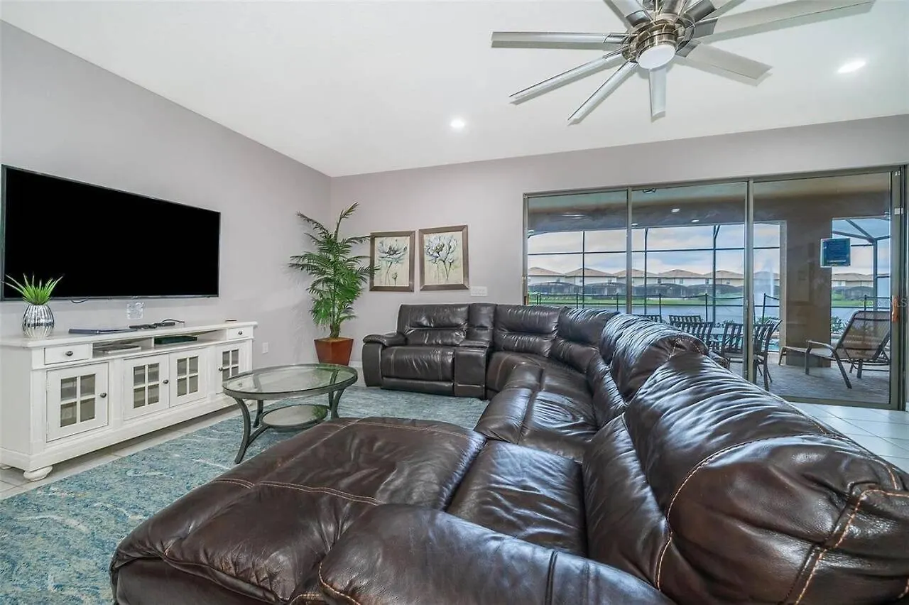 Villa Windsor At Westside 1220 By