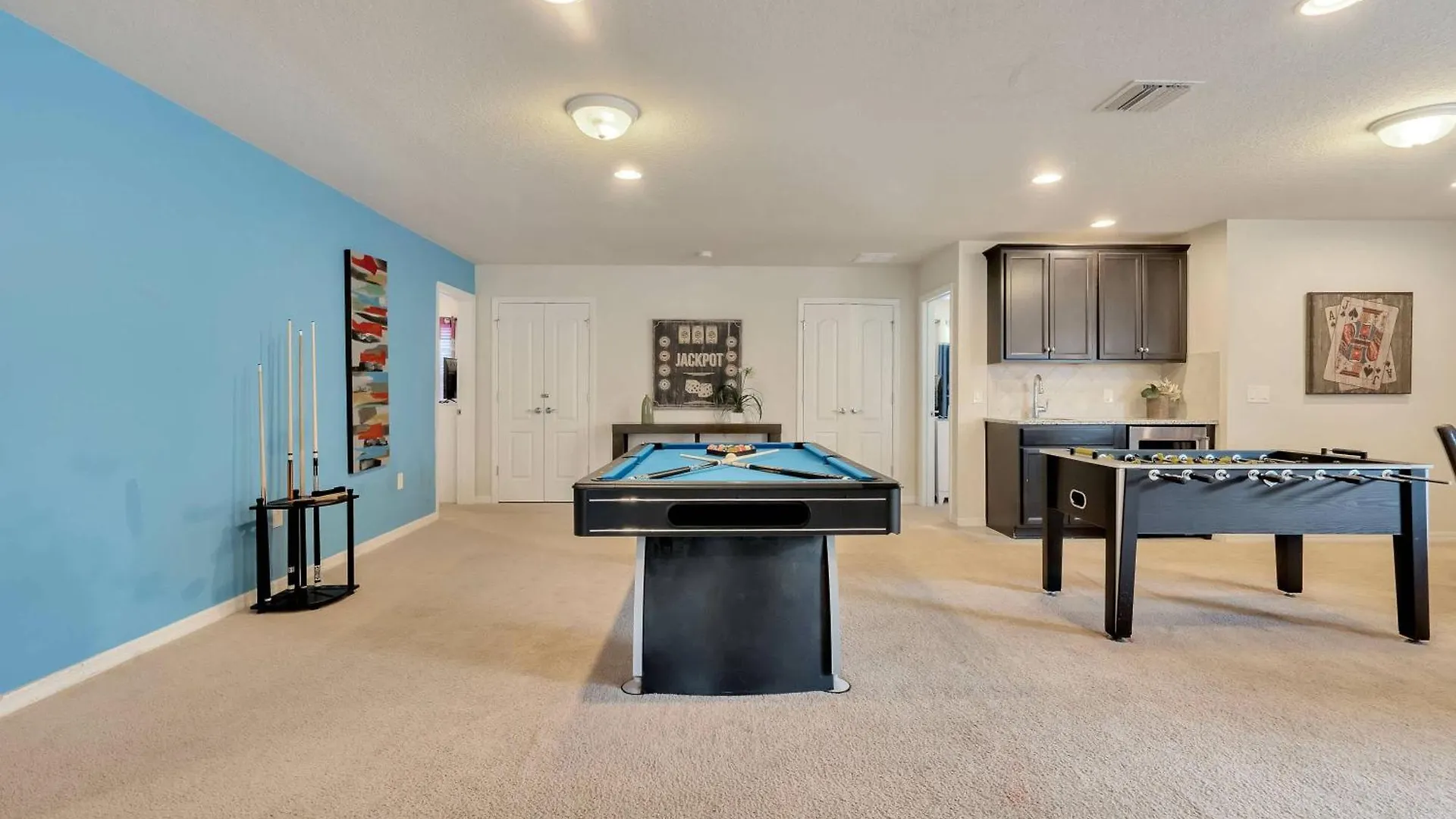 Villa Windsor At Westside 1220 By *