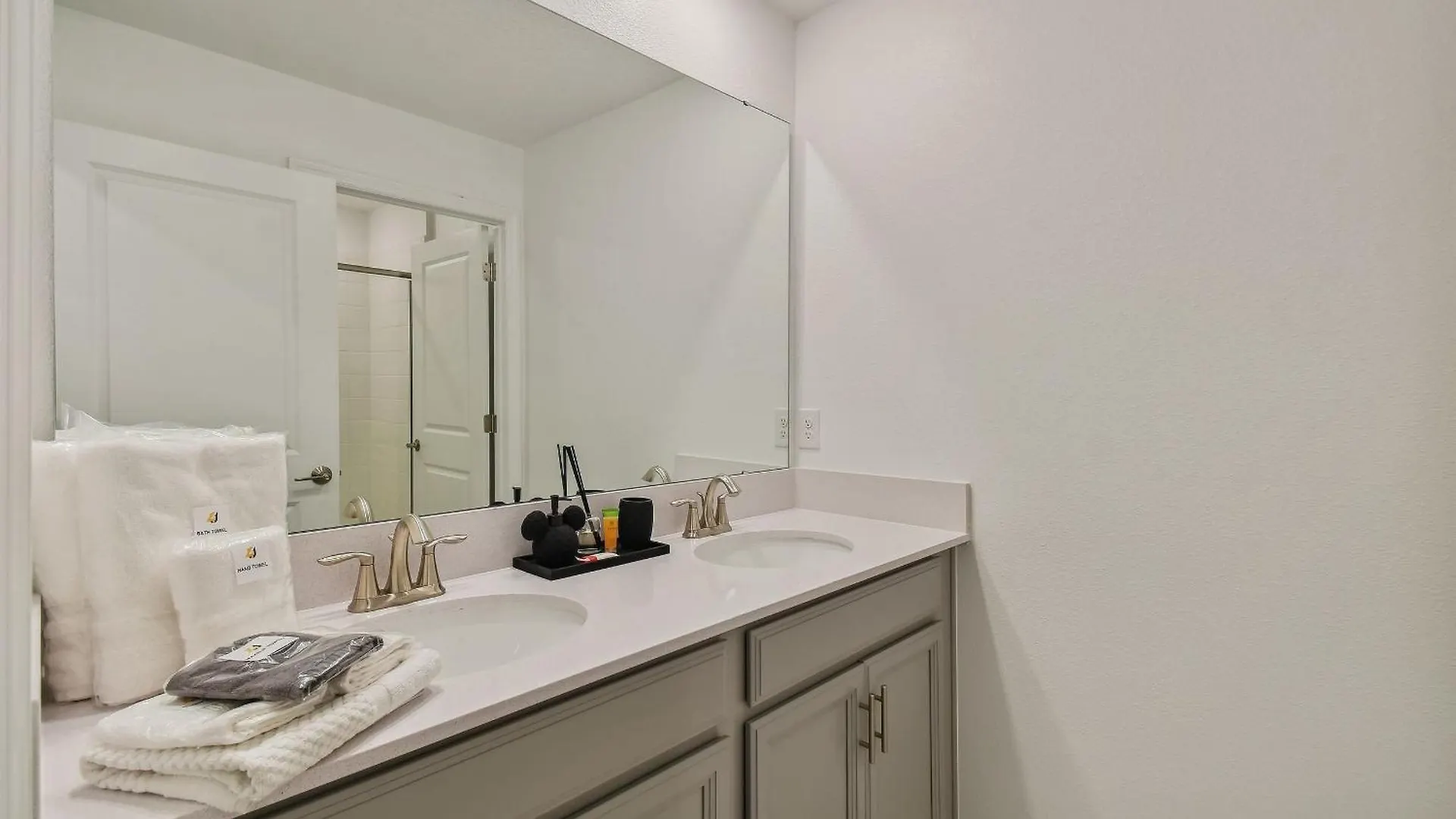 2943 - Luxuosa Casa 4q/3b Storey Kissimmee