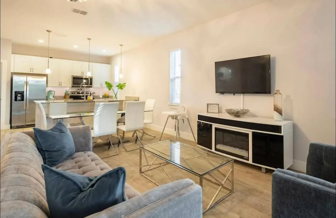 Luxe Getaway - Karaoke - Games - Heated Pool Holiday home *