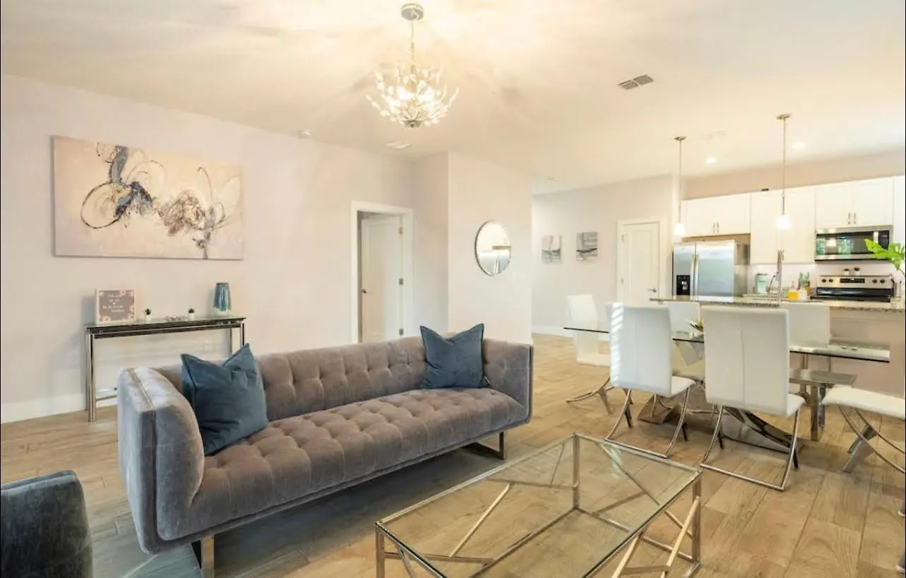 Luxe Getaway - Karaoke - Games - Heated Pool Holiday home