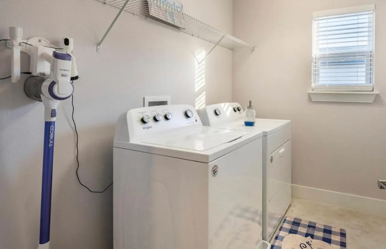 Luxe Getaway - Karaoke - Games - Heated Pool Holiday home *