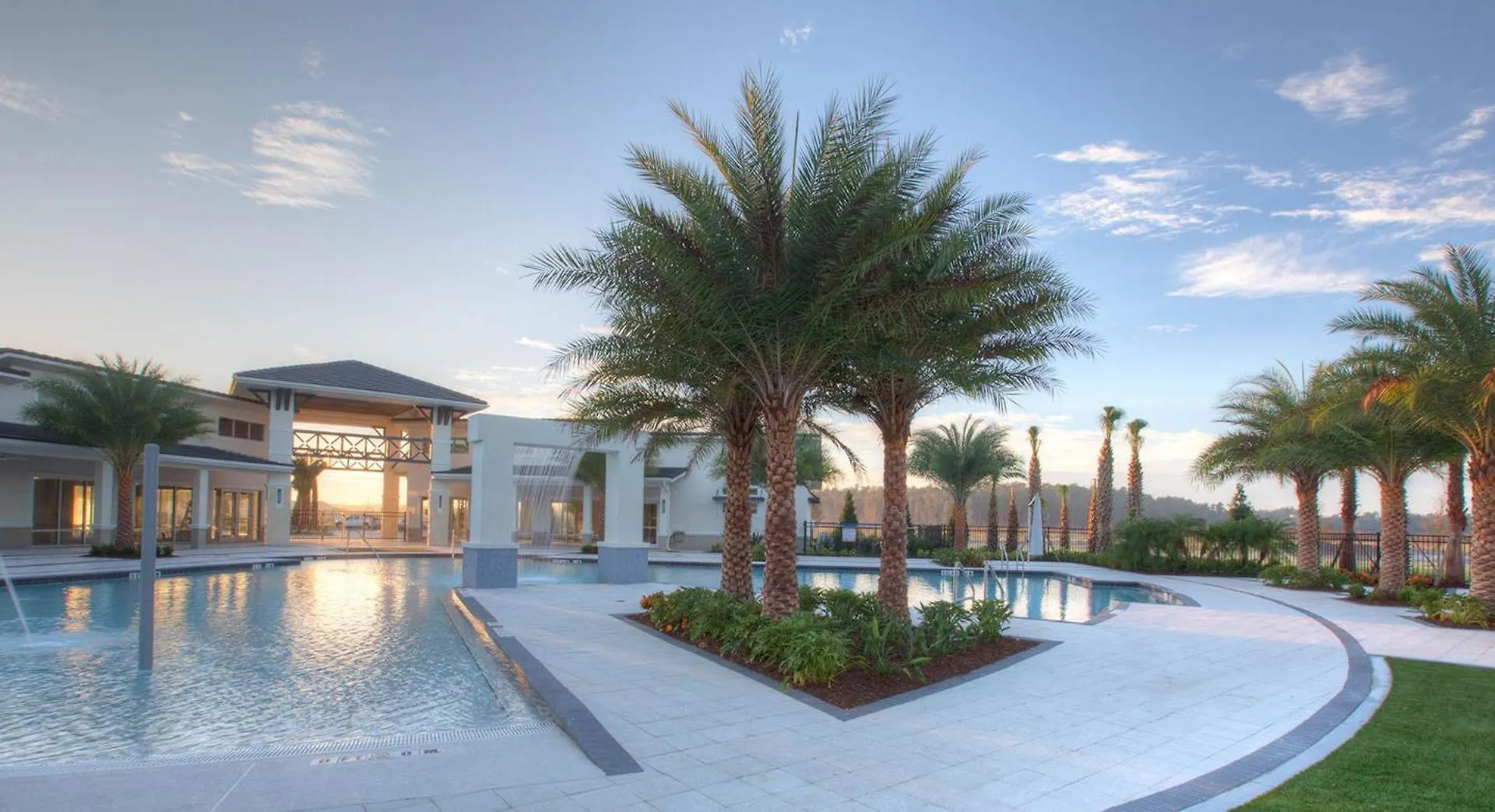 Luxury - The Extras - Sleeps 39 *