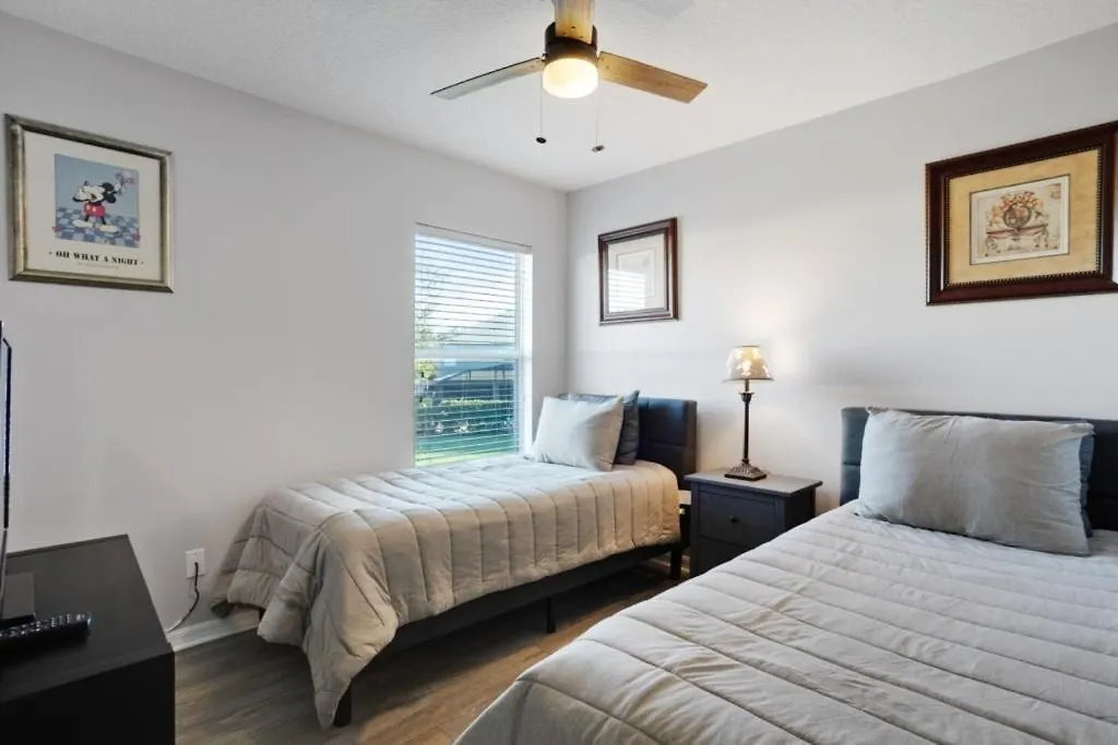 Six Bedroom Lanai Screened Pool & Villa