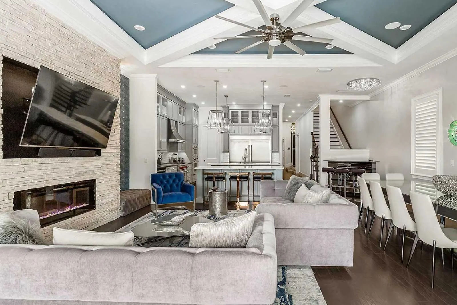 Estate With Arcade, Theater, Superhero Br, Near Parks Villa