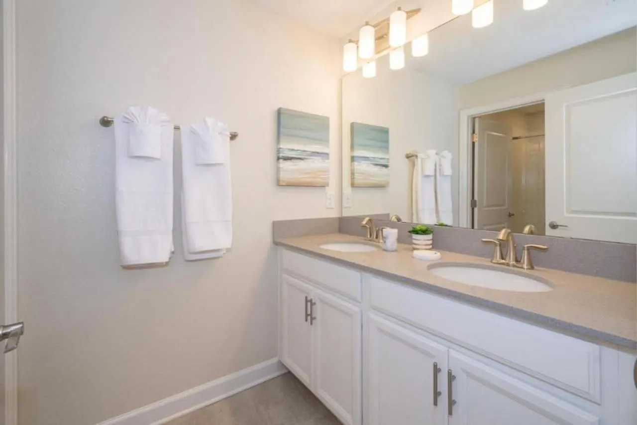 4 Bd 3 Ba Private Pool Storey 4832