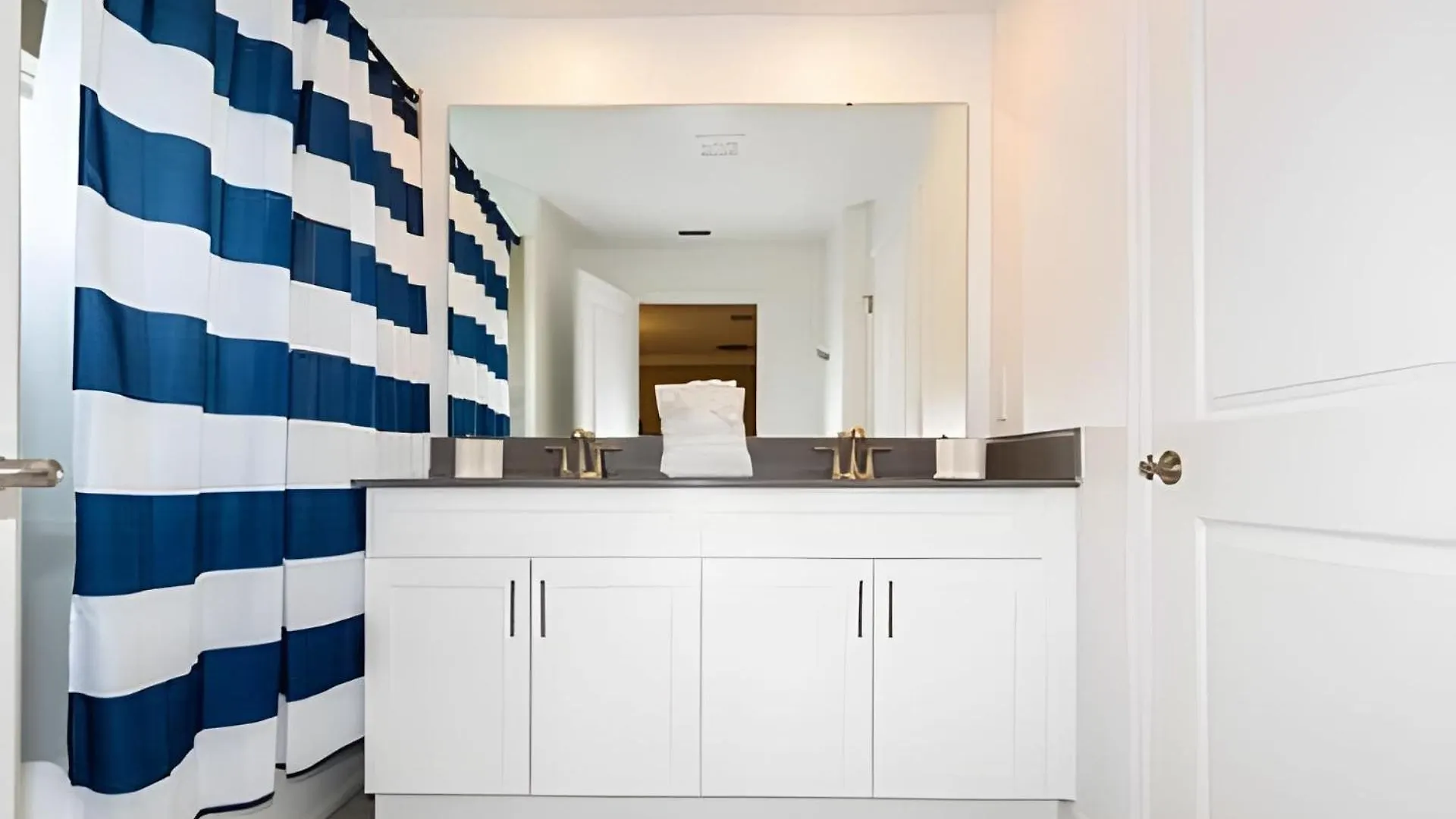 Apartment Smile - 4bd/3ba Storey Luxury Themed *