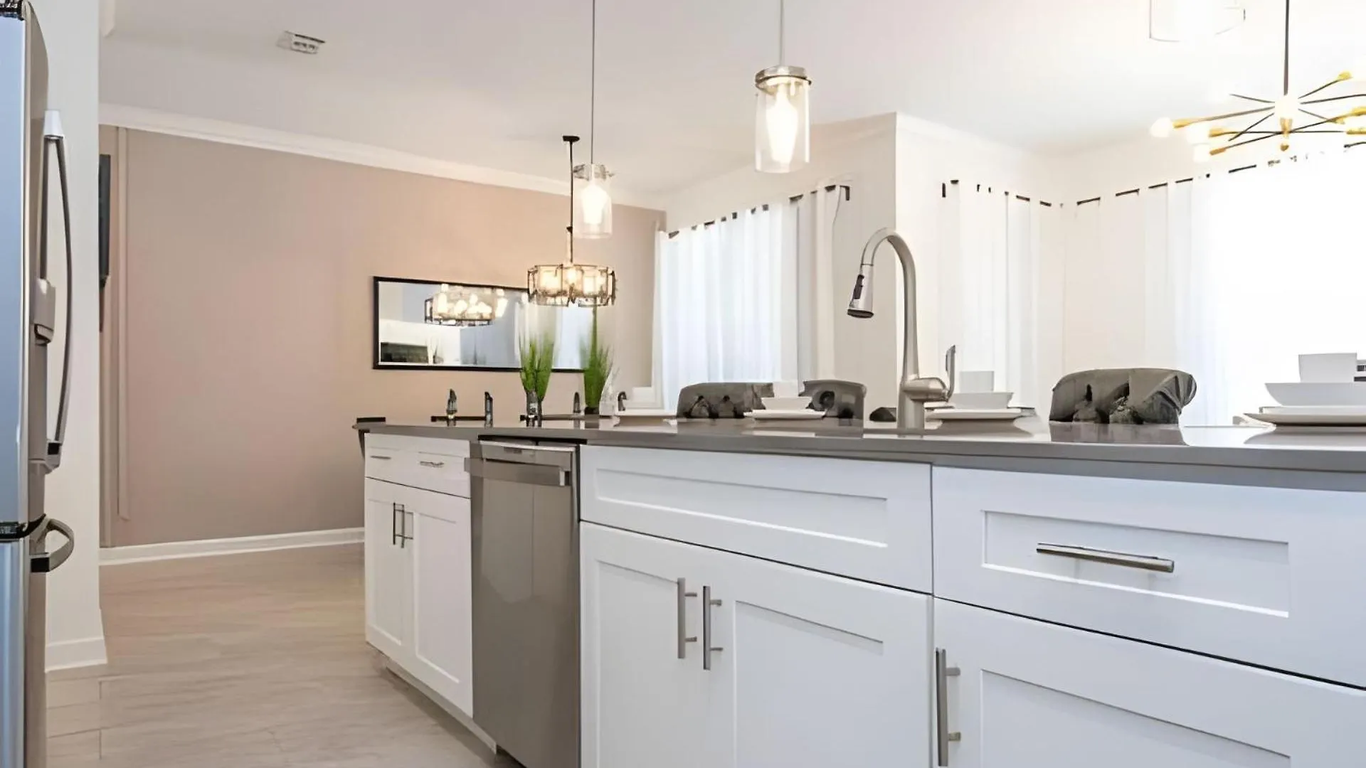 Smile - 4bd/3ba Storey Luxury Themed Apartment