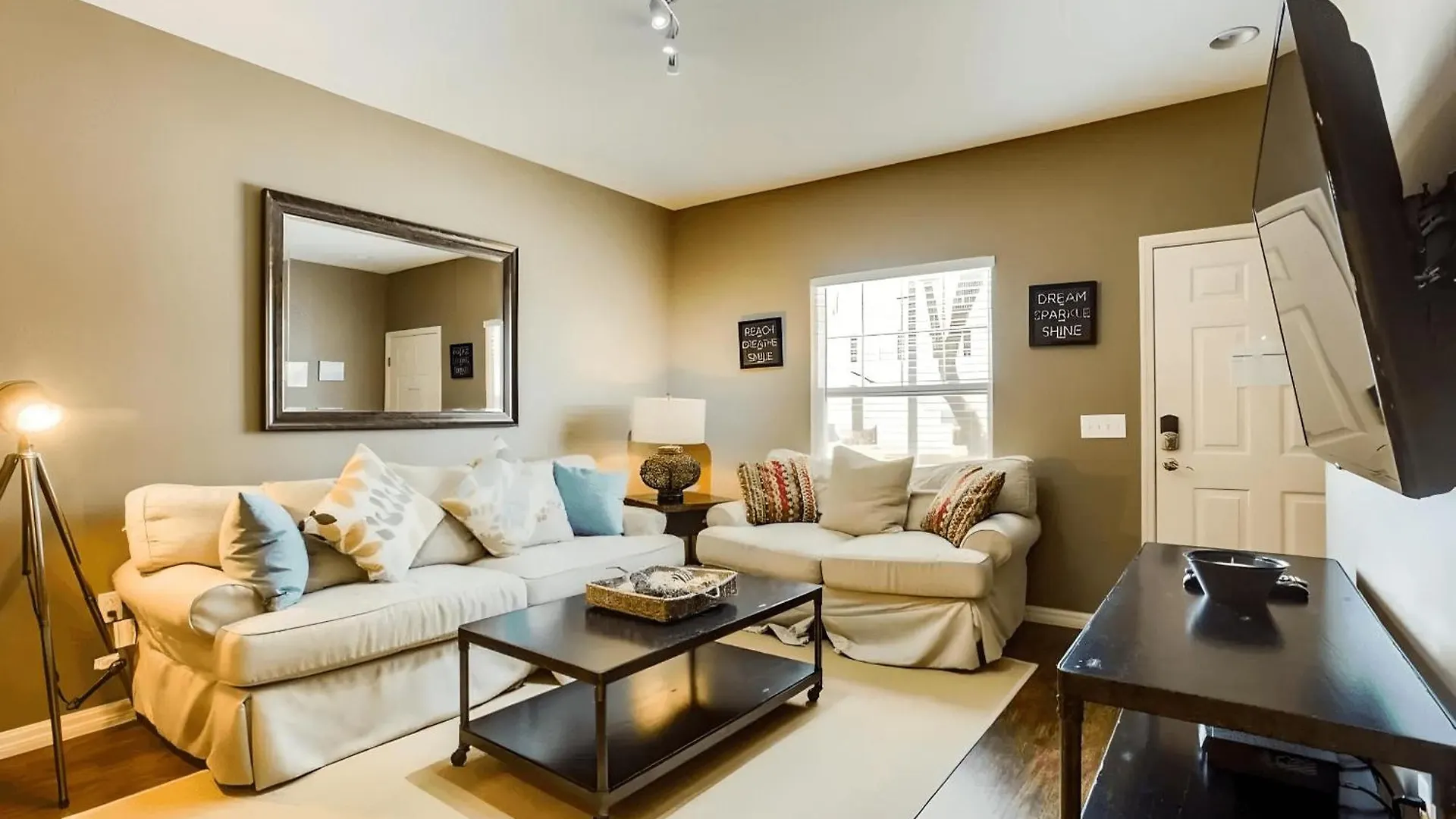 8990 Cozy 3bd/2ba Near W/ Clubhouse