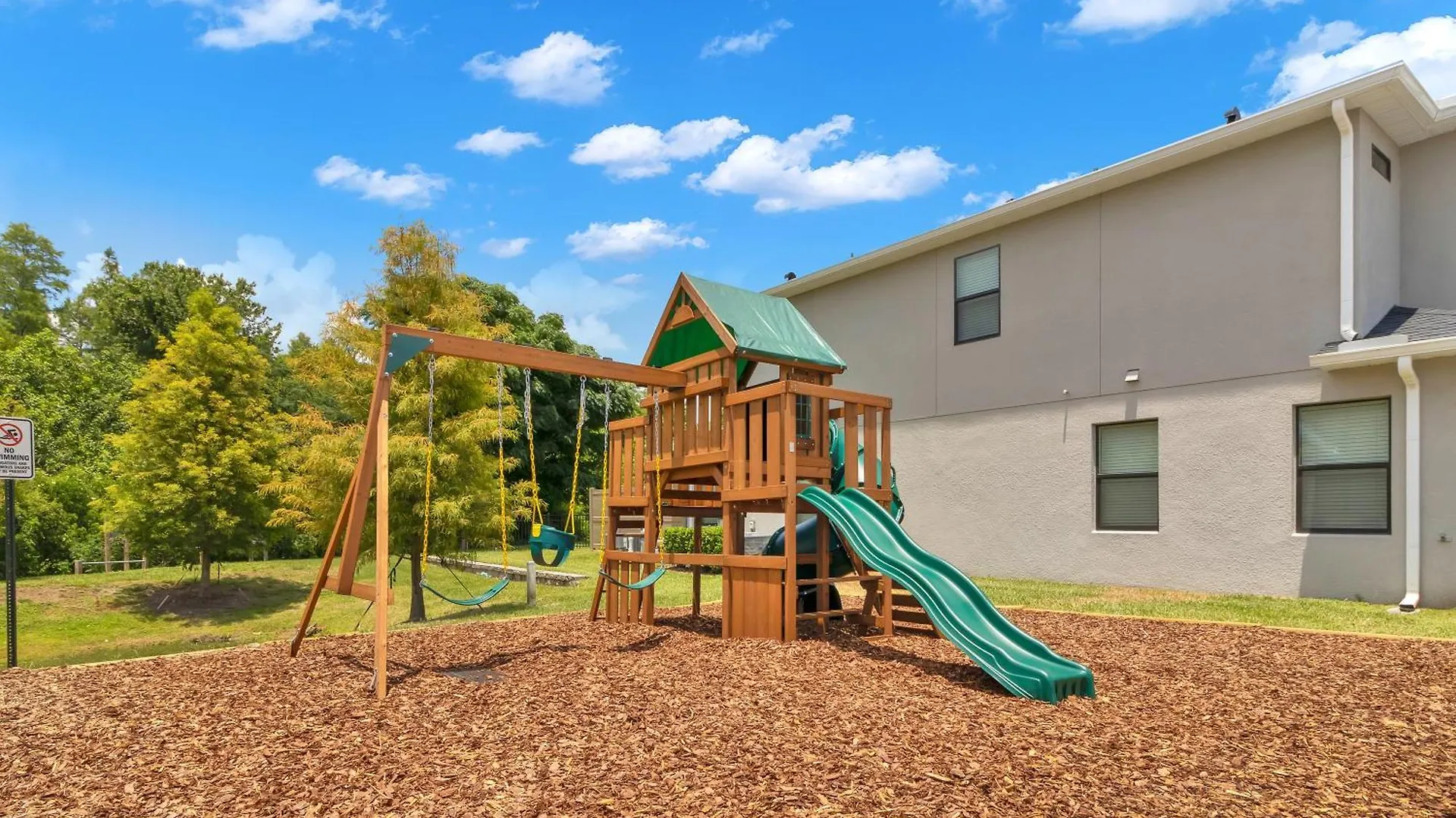 Spectacular! Townhome 9 Miles To World! Holiday home