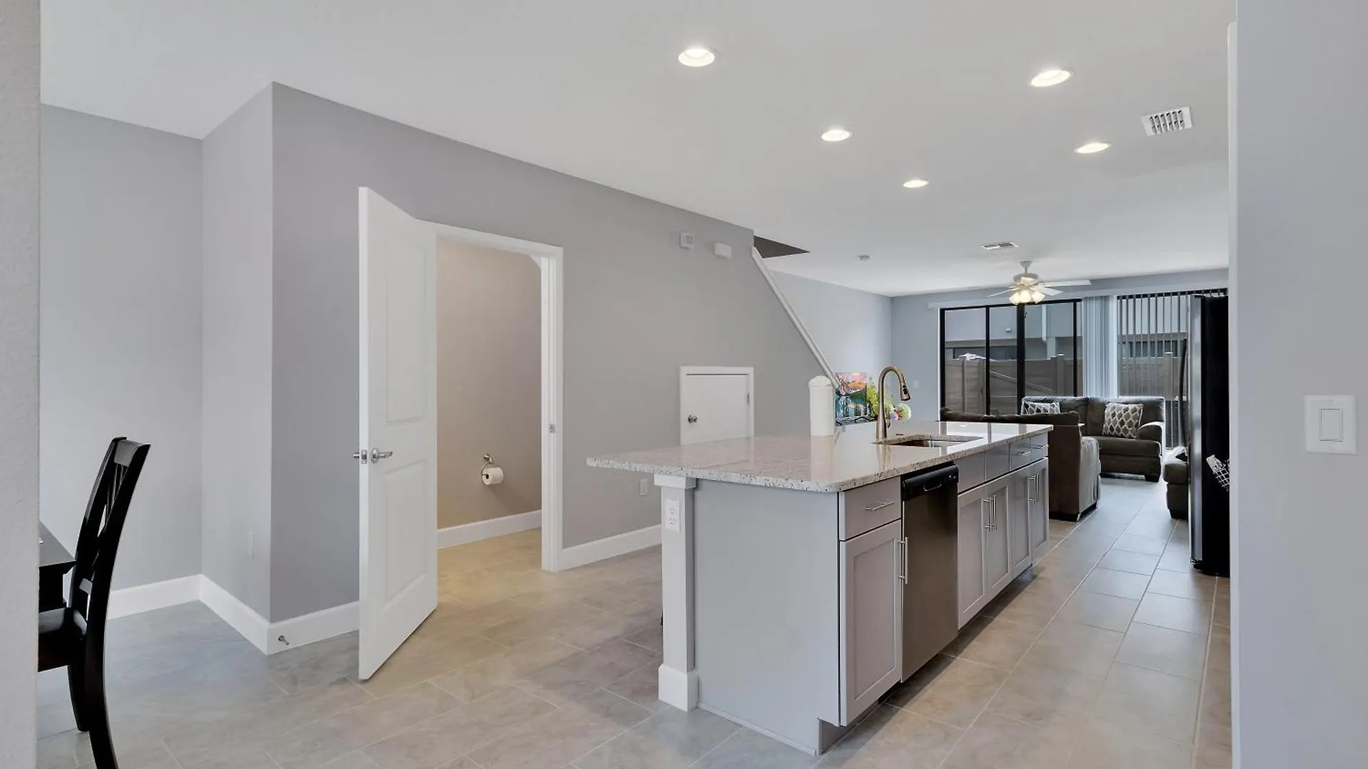 Spectacular! Townhome 9 Miles To World!
