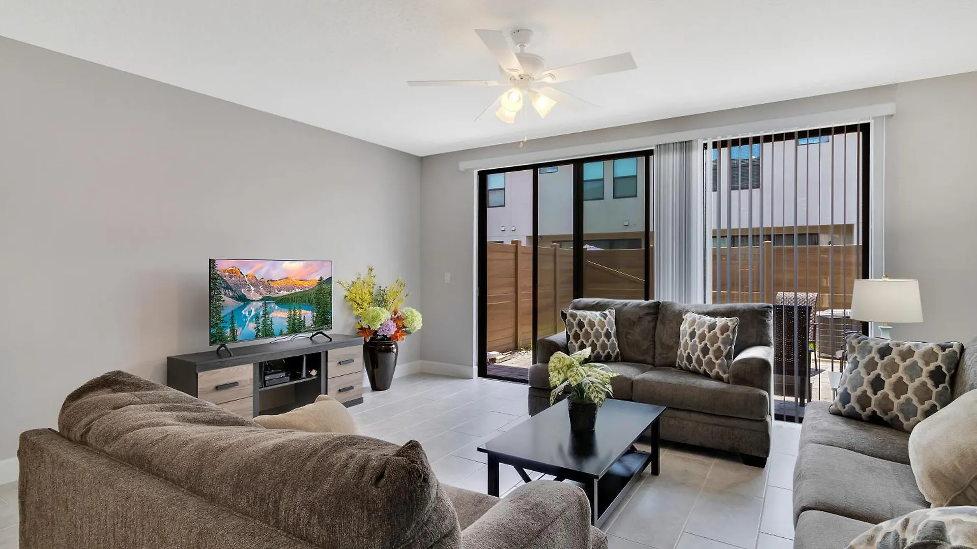 Spectacular! Townhome 9 Miles To World!