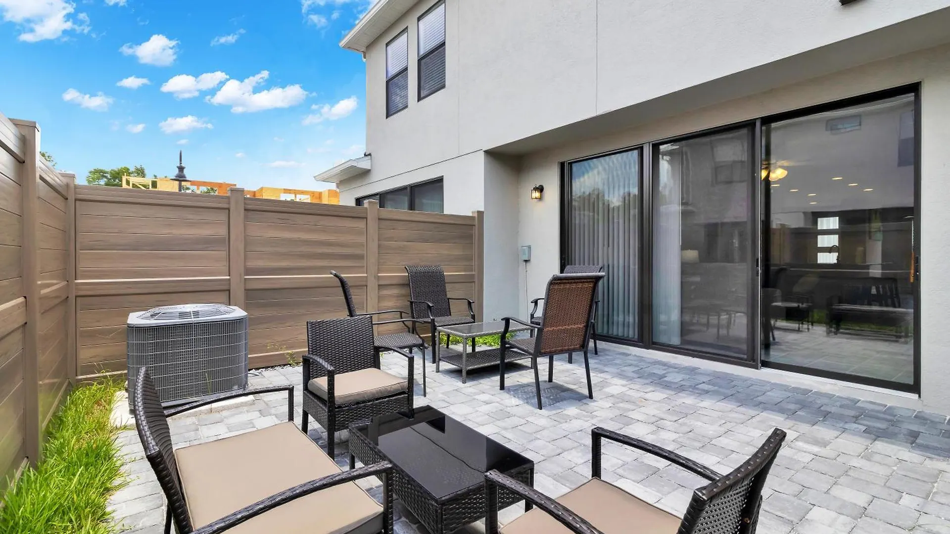 Spectacular! Townhome 9 Miles To World! Holiday home