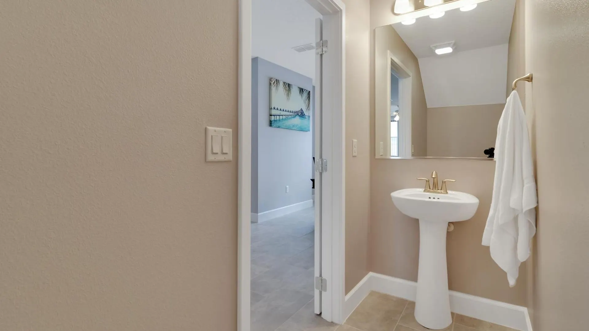 Spectacular! Townhome 9 Miles To World! Holiday home *