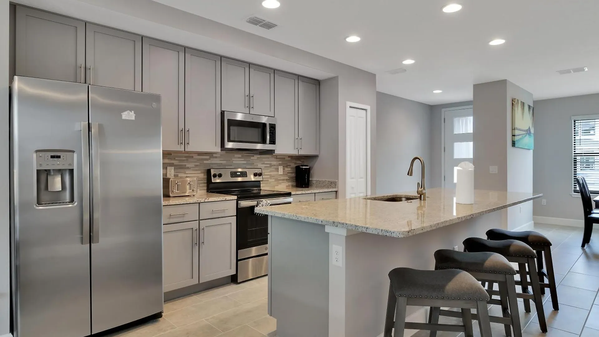 Spectacular! Townhome 9 Miles To World! *