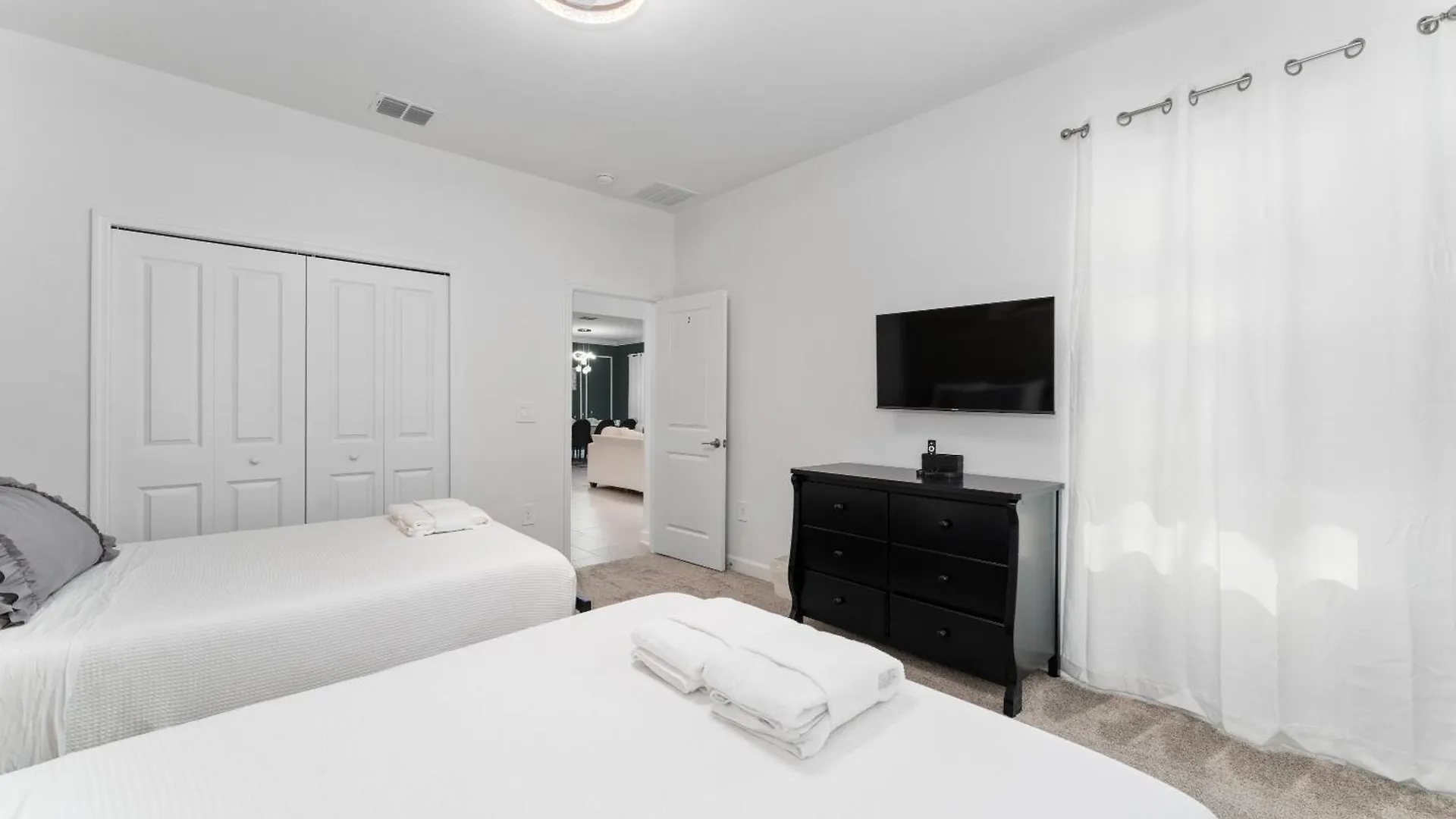 New 4bd Sleeps 13 With Pool And Bbq *