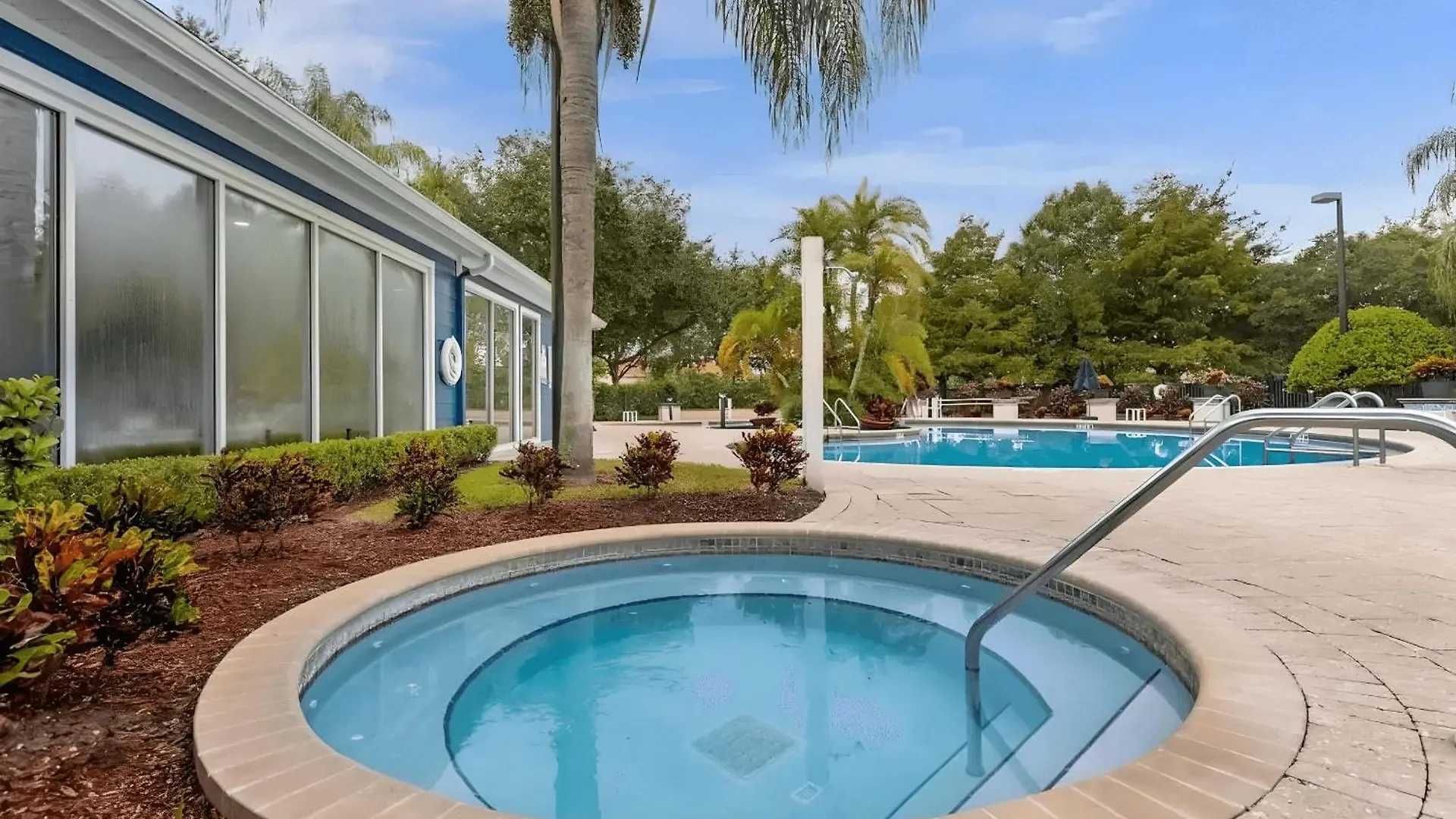 Charming 4bed Near W/clubhouse & Pool Holiday home *