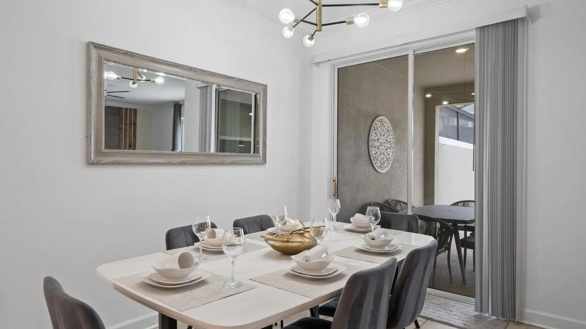 Stunning At Storey Close To Holiday home