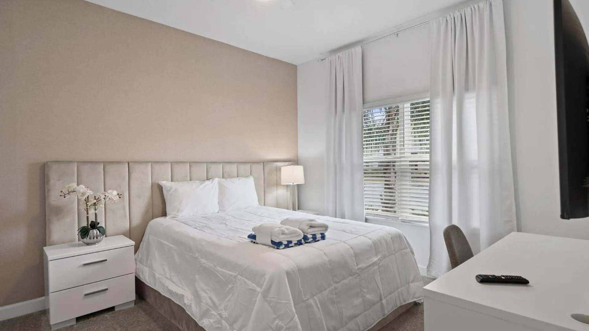 Stunning At Storey Close To Kissimmee