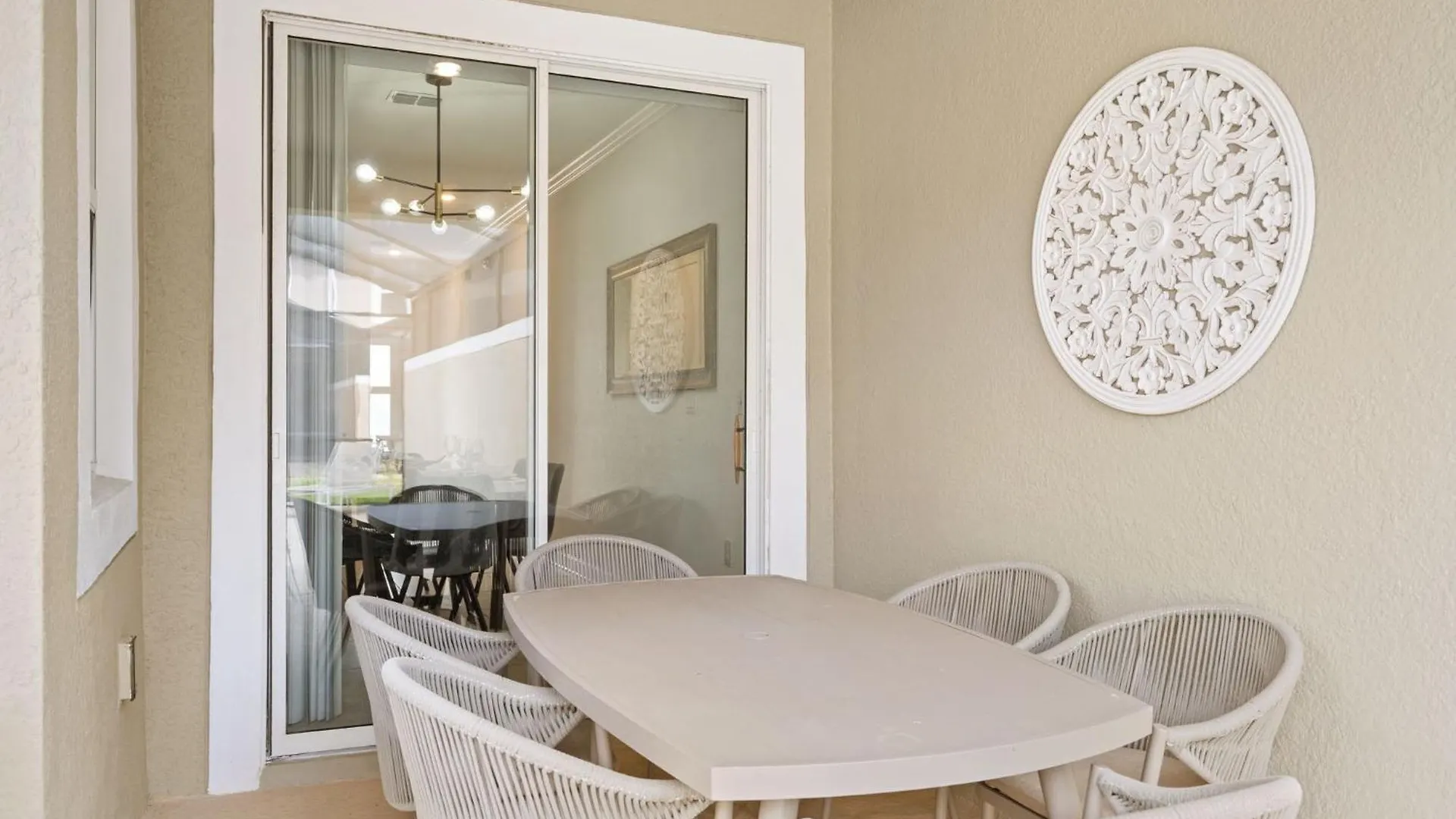Stunning At Storey Close To Holiday home *