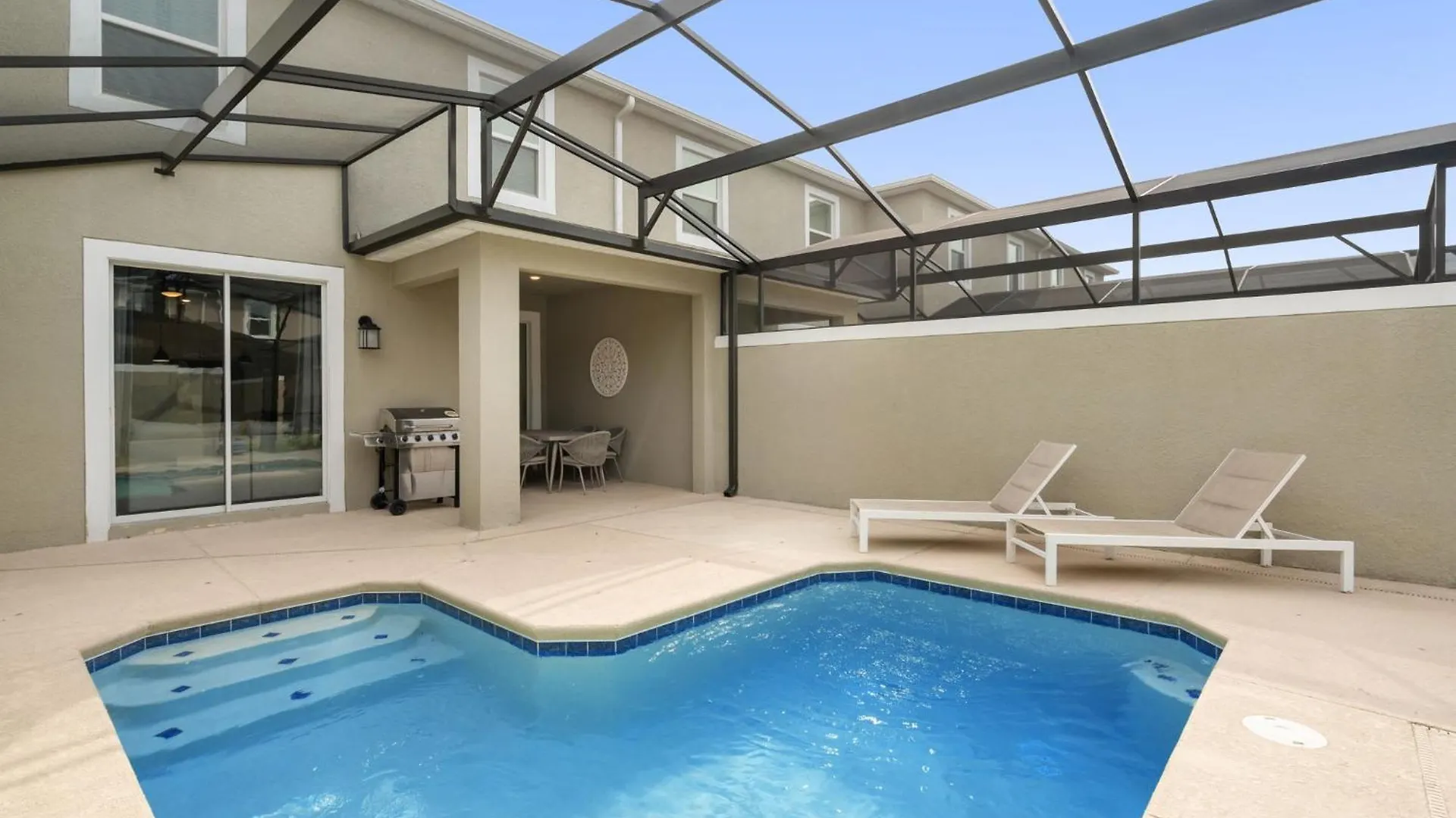 Stunning At Storey Close To