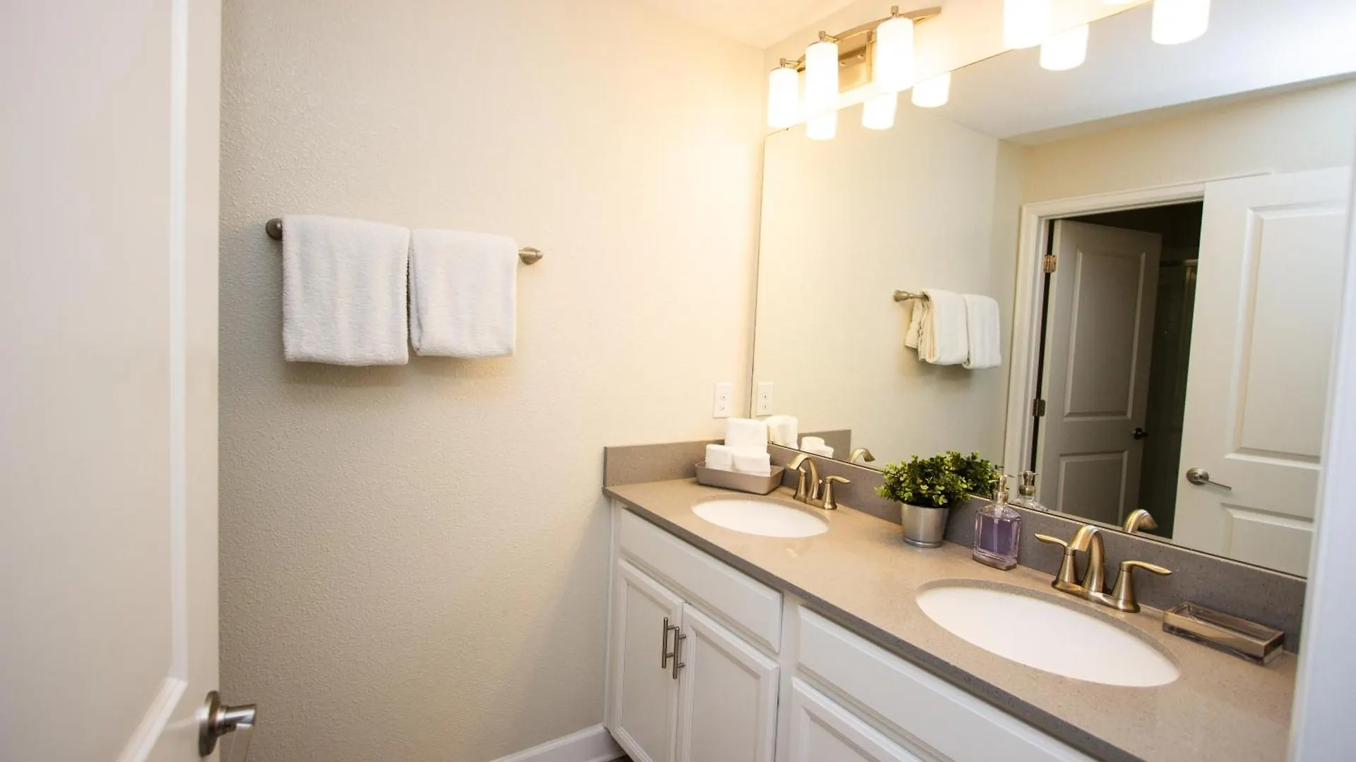 Pool & Play Family Townhome Near Holiday home *