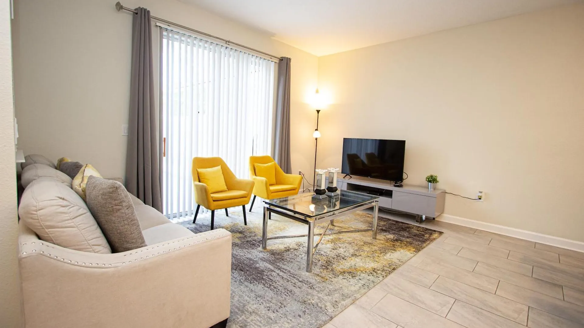 Pool & Play Family Townhome Near Holiday home Kissimmee
