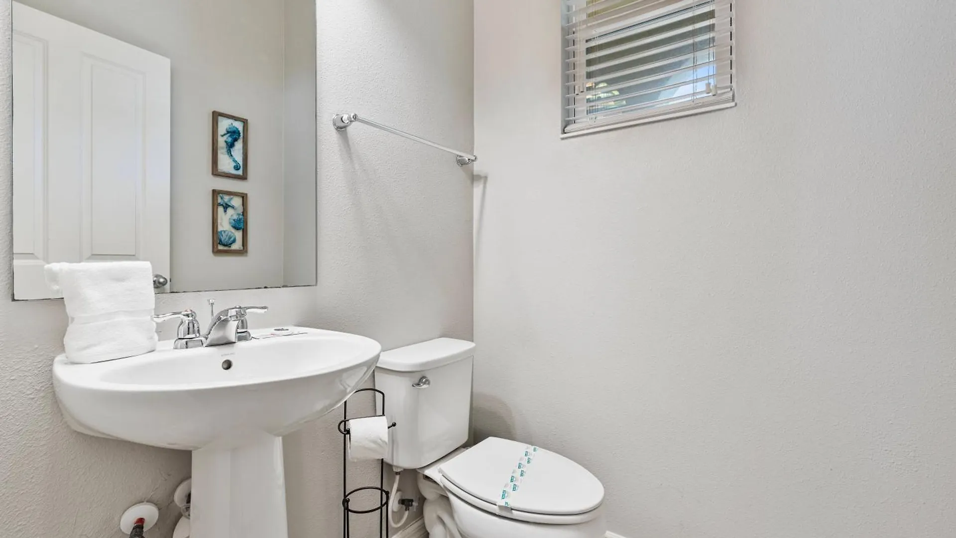 Cozy 4 Bedrooms35 Bath- 8 Miles From