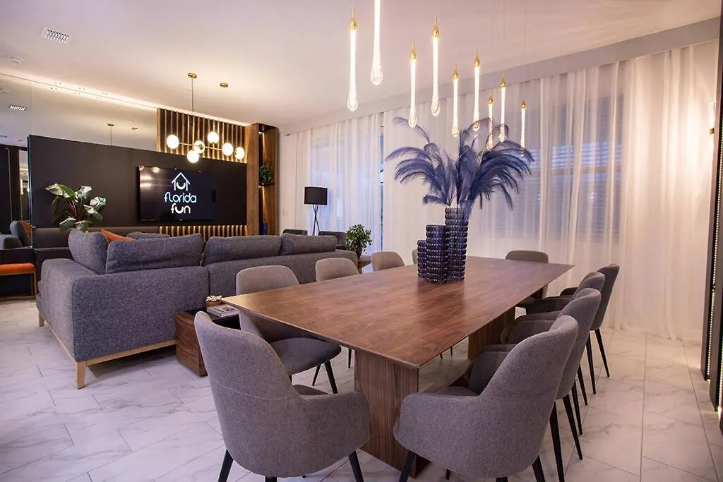 New 8 Bedrooms And 5 Bathrooms At Storey Holiday home Kissimmee